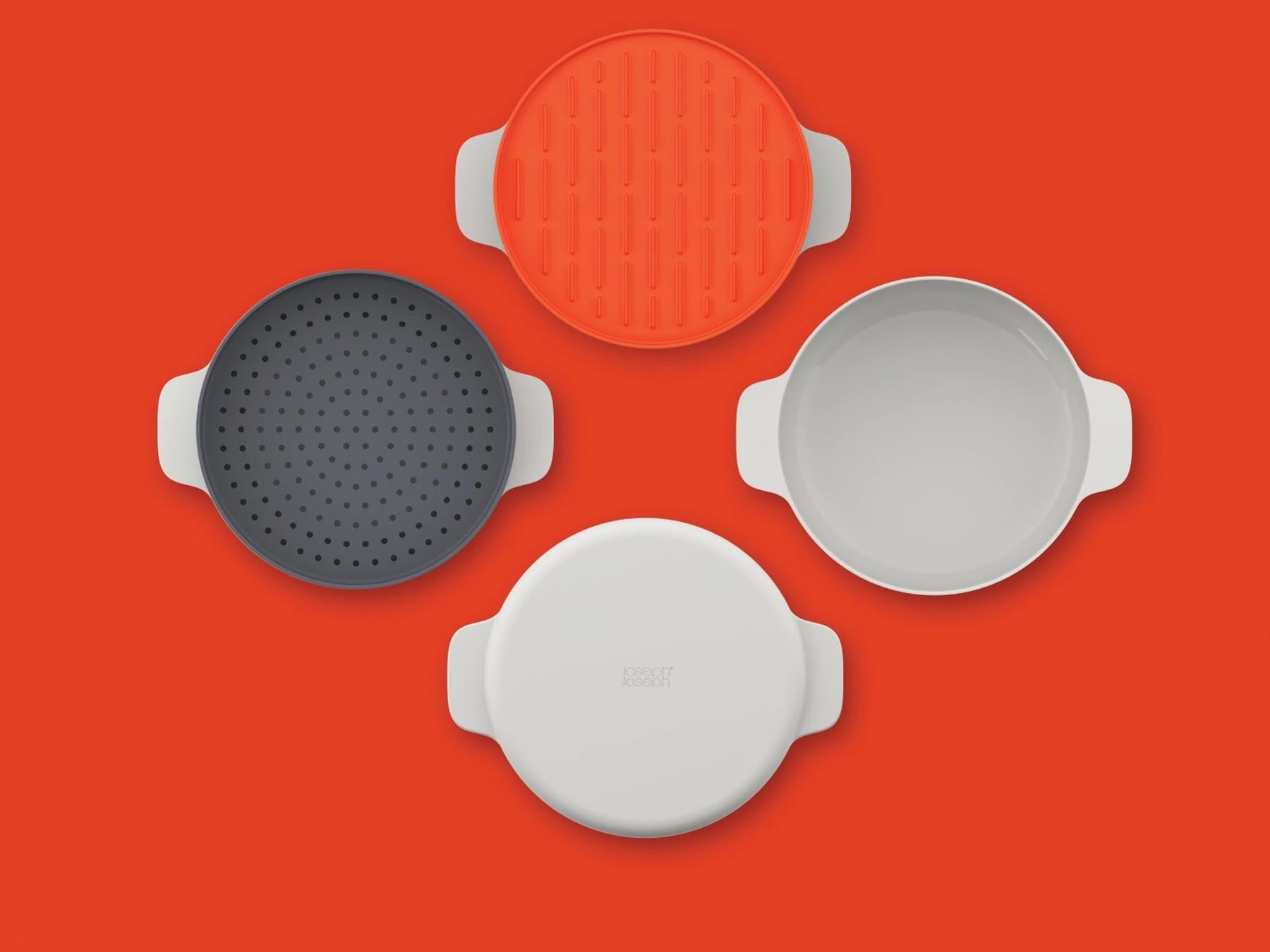 Stylisches 4-teiliges Mikrowellenkocher-Set in Grau und Orange von Joseph Joseph, perfekt für müheloses und schnelles Zubereiten von Speisen.