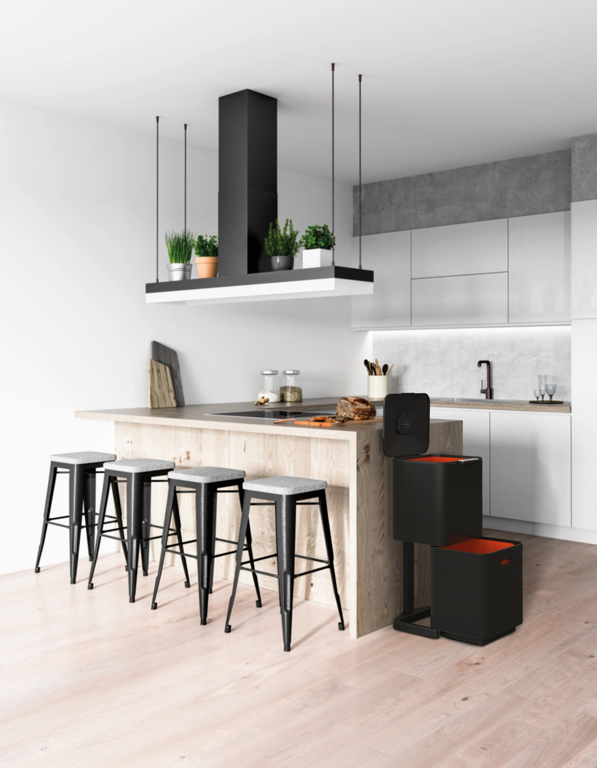 Totem Max 60L, carbon black in Schwarz präsentiert im Onlineshop von KAQTU Design AG. Mülleimer ist von Joseph Joseph