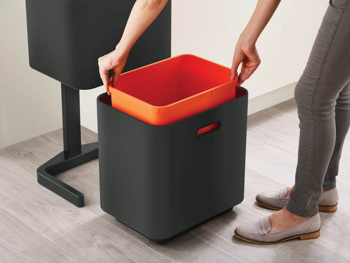 Totem Max 60L, carbon black in Schwarz präsentiert im Onlineshop von KAQTU Design AG. Mülleimer ist von Joseph Joseph