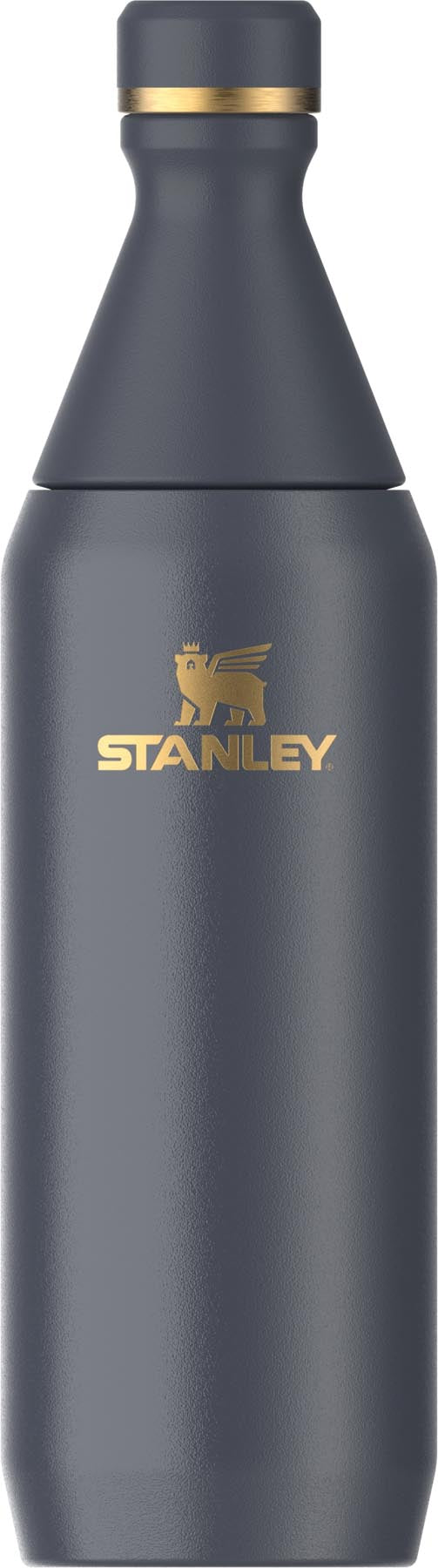 All Day Slim Flasche 0.6l twilight gloss in Blau präsentiert im Onlineshop von KAQTU Design AG. Aufbewahrungsbehälter ist von Stanley
