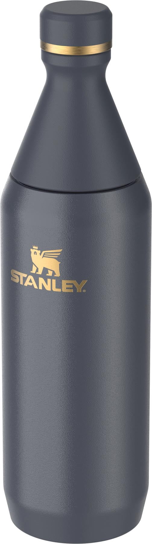 Elegante 0.6l Stanley Thermosflasche in funkelndem Twilight Gloss Blau, ideal für die Aufbewahrung von Getränken bei jedem Abenteuer.