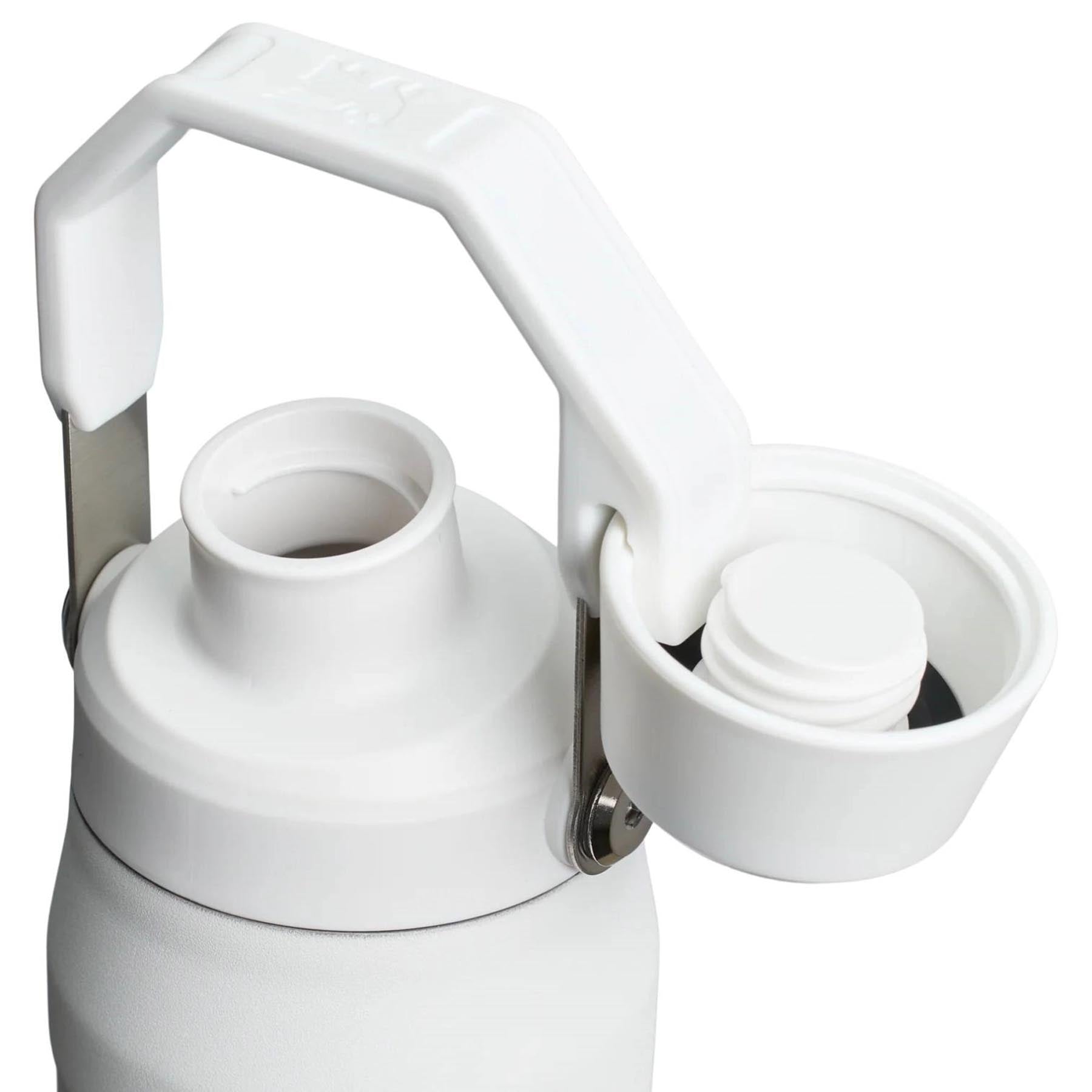 Moderne Stanley IceFlow Fast Flow Flasche 0.7l in kühlem Weiß, perfekt für erfrischende Getränke und Outdoor-Abenteuer.