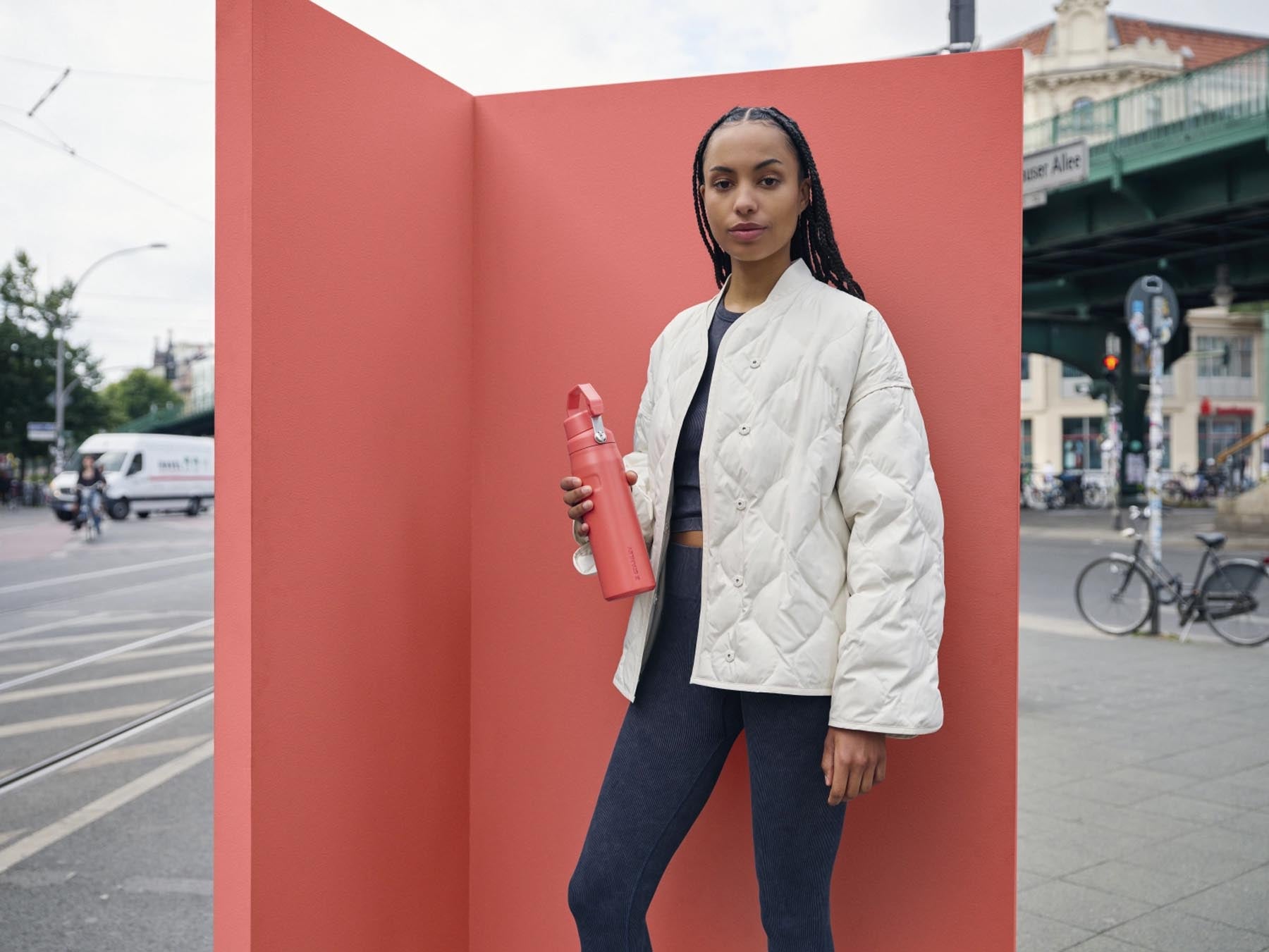 Moderne Stanley IceFlow Flasche in Hot Coral, 0.7l, ideal für unterwegs, hält Getränke kühl und erfrischend bei jedem Abenteuer.