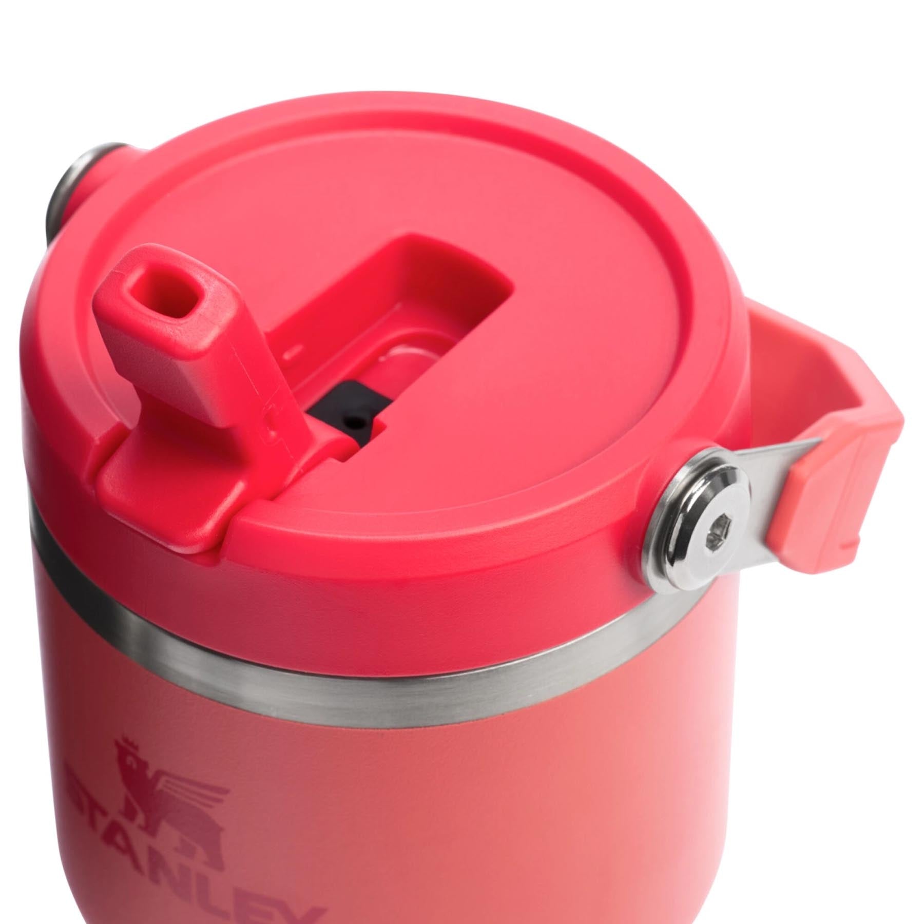 Moderne Thermosflasche in Hot Coral von Stanley, perfekt für erfrischende Getränke. Praktischer Flip Straw für einfachen Genuss unterwegs. 0.6l.