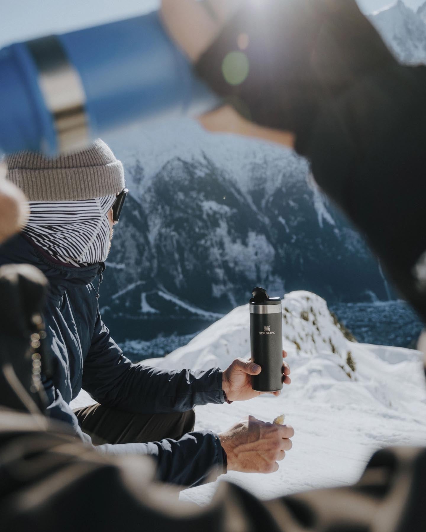 Stylische schwarze Thermosflasche AeroLight Transit Mug 0.47l von Stanley, perfekt für Reisen und Outdoor-Aktivitäten, mit innovativem Design.
