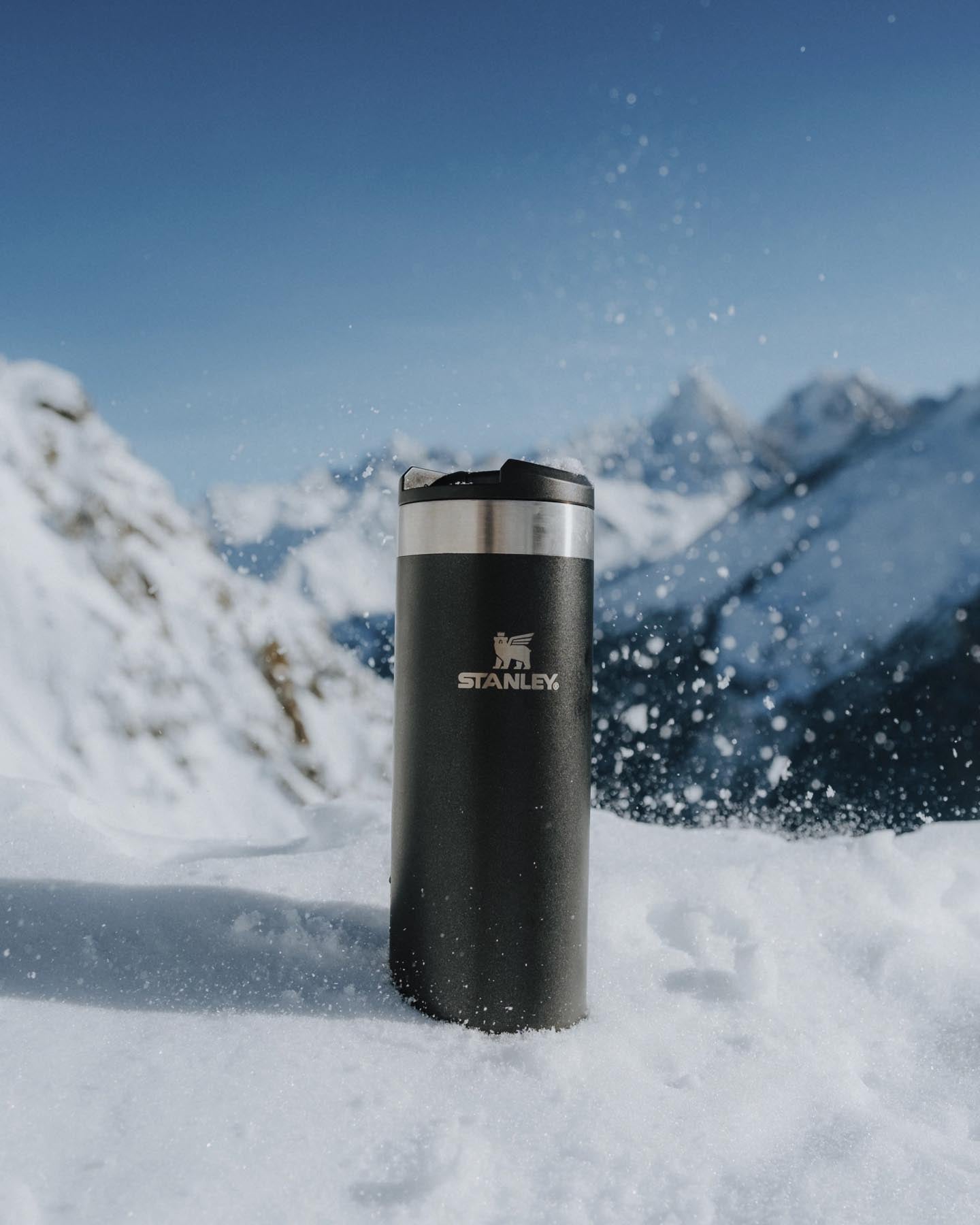 Elegante schwarze Stanley AeroLight Transit Mug 0.47l, ideal für unterwegs, bietet hervorragende Isolierung und modernes Design.