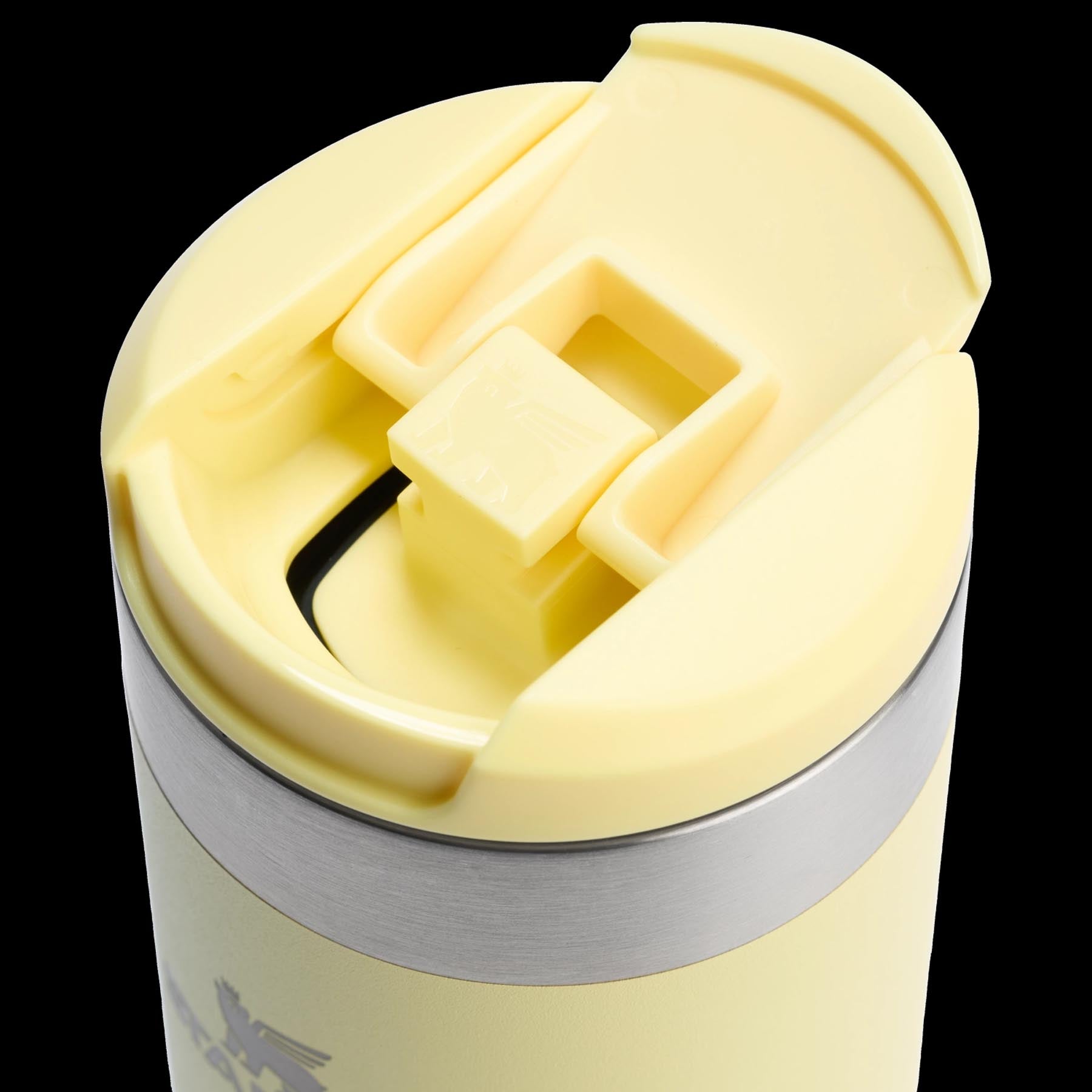 Moderne Thermosflasche AeroLight Transit Mug in strahlendem Pomelo-Gelb von Stanley, ideal für alle Abenteuer und Getränke jeder Temperatur.