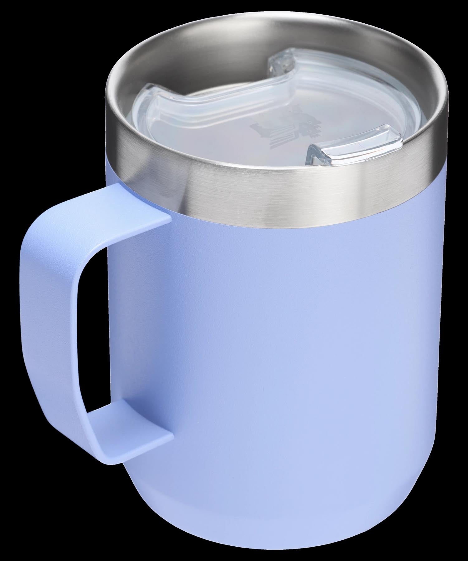 Stylischer Everyday Camp Mug in zartem Hydrangea-Violett von Stanley, ideal für unterwegs und perfekt für heiße oder kalte Getränke.