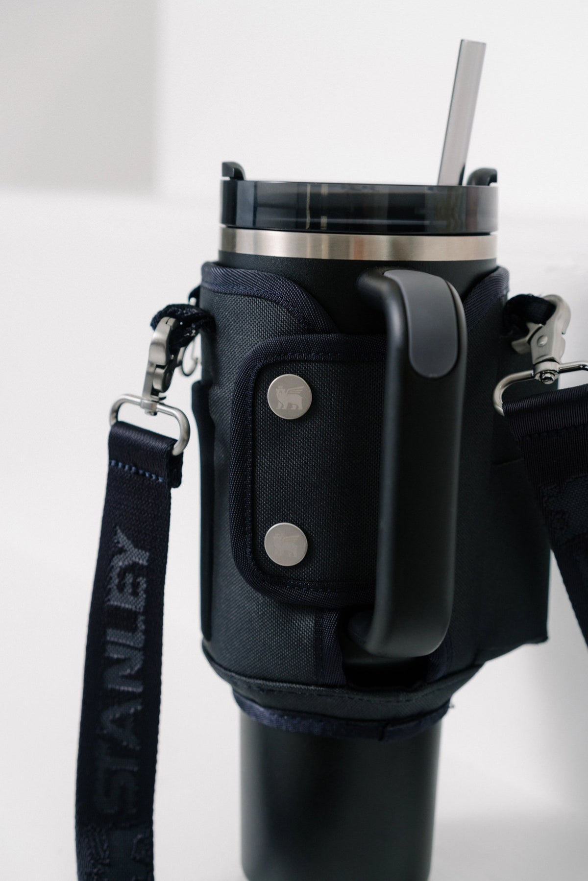 All-Day Quencher Carry-All 1.18l black in Schwarz präsentiert im Onlineshop von KAQTU Design AG. Zutaten ist von Stanley