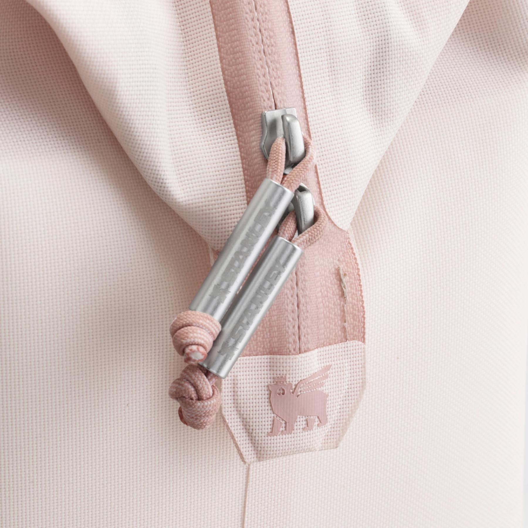 Stylische Kühltasche in sanftem Rosé-Quarz von Stanley, ideal für unterwegs, mit 7 Litern Stauraum für erfrischende Getränke und Snacks.
