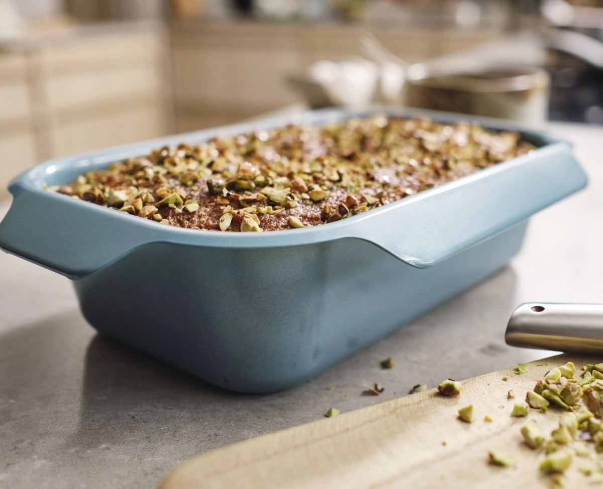 Nest Bake Backform Kuchen 19x30x7cm antihaftbeschichtet in Blau präsentiert im Onlineshop von KAQTU Design AG. Backform / Backblech ist von Joseph Joseph