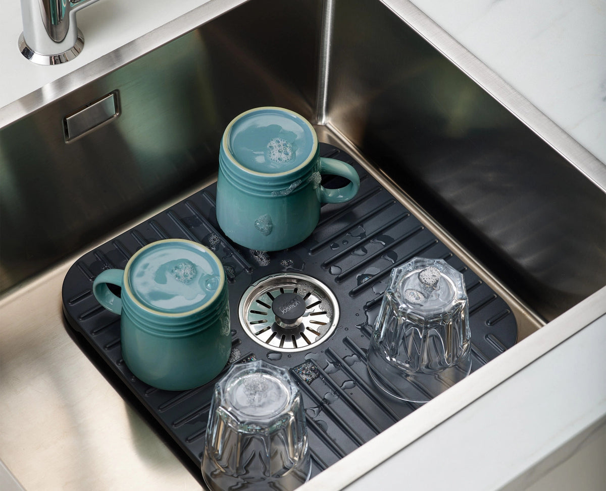 SinkShield Abtropfmatte mit Abfluss S 30x30cm ABS in Grau präsentiert im Onlineshop von KAQTU Design AG. Küchenhelfer ist von Joseph Joseph