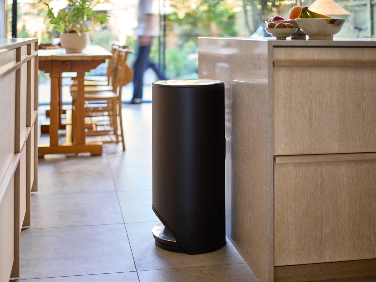 Arc Pedaleimer mit Innentasche H72cm D34cm 30l Carb. schwarz in Schwarz präsentiert im Onlineshop von KAQTU Design AG. Mülleimer ist von Joseph Joseph