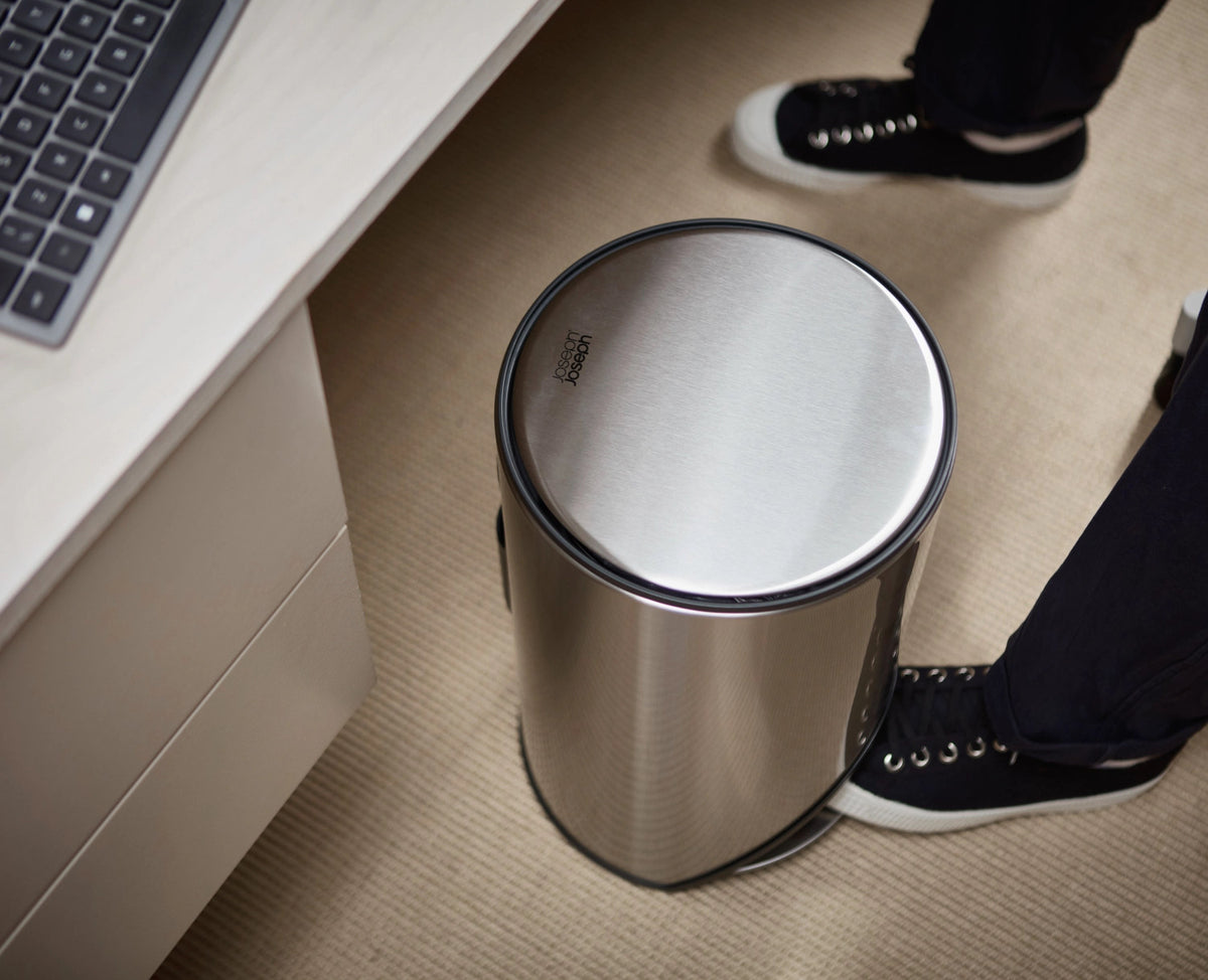 Arc Pedaleimer mit Innentasche H45cm D26cm 10l Edelstahl in Silber präsentiert im Onlineshop von KAQTU Design AG. Mülleimer ist von Joseph Joseph