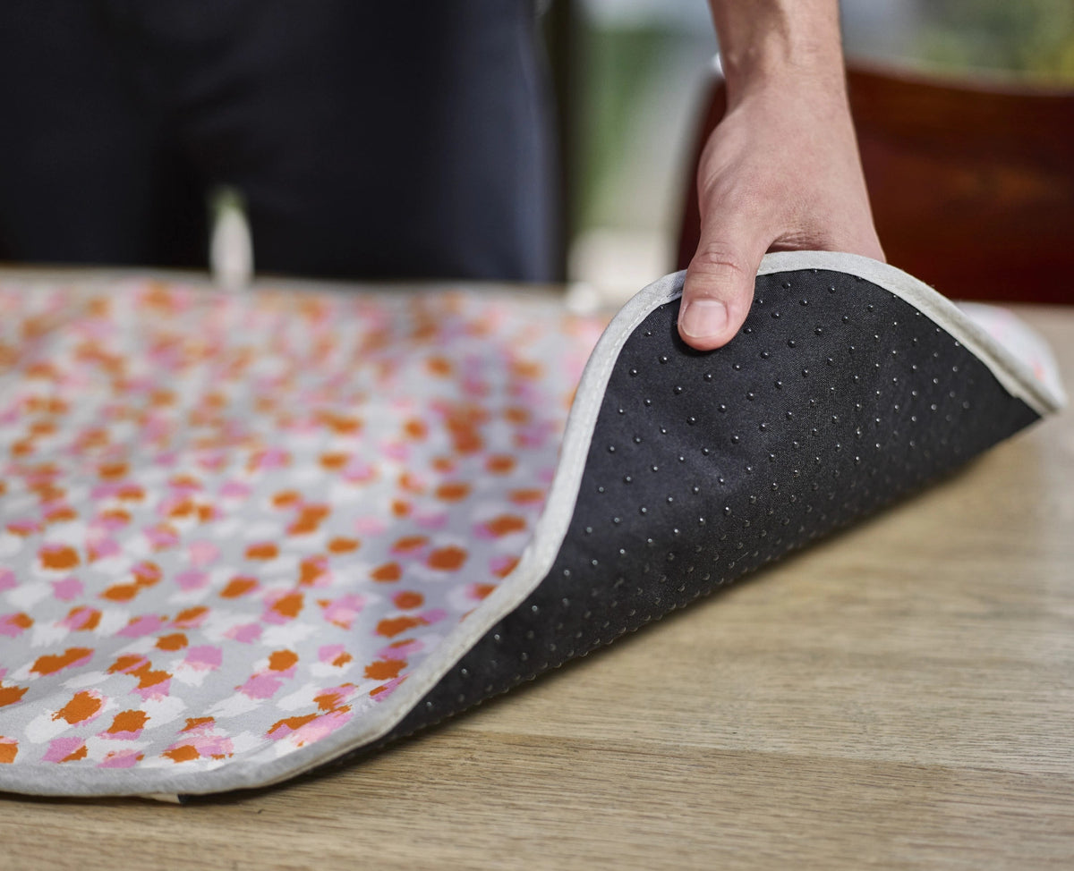 Swift Bügelmatte faltbar L90cm B47cm peach blossom in Pink präsentiert im Onlineshop von KAQTU Design AG. Haushaltshilfen ist von Joseph Joseph