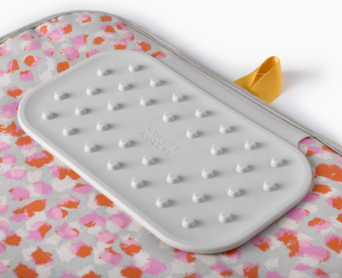 Swift Bügelmatte faltbar L90cm B47cm peach blossom in Pink präsentiert im Onlineshop von KAQTU Design AG. Haushaltshilfen ist von Joseph Joseph