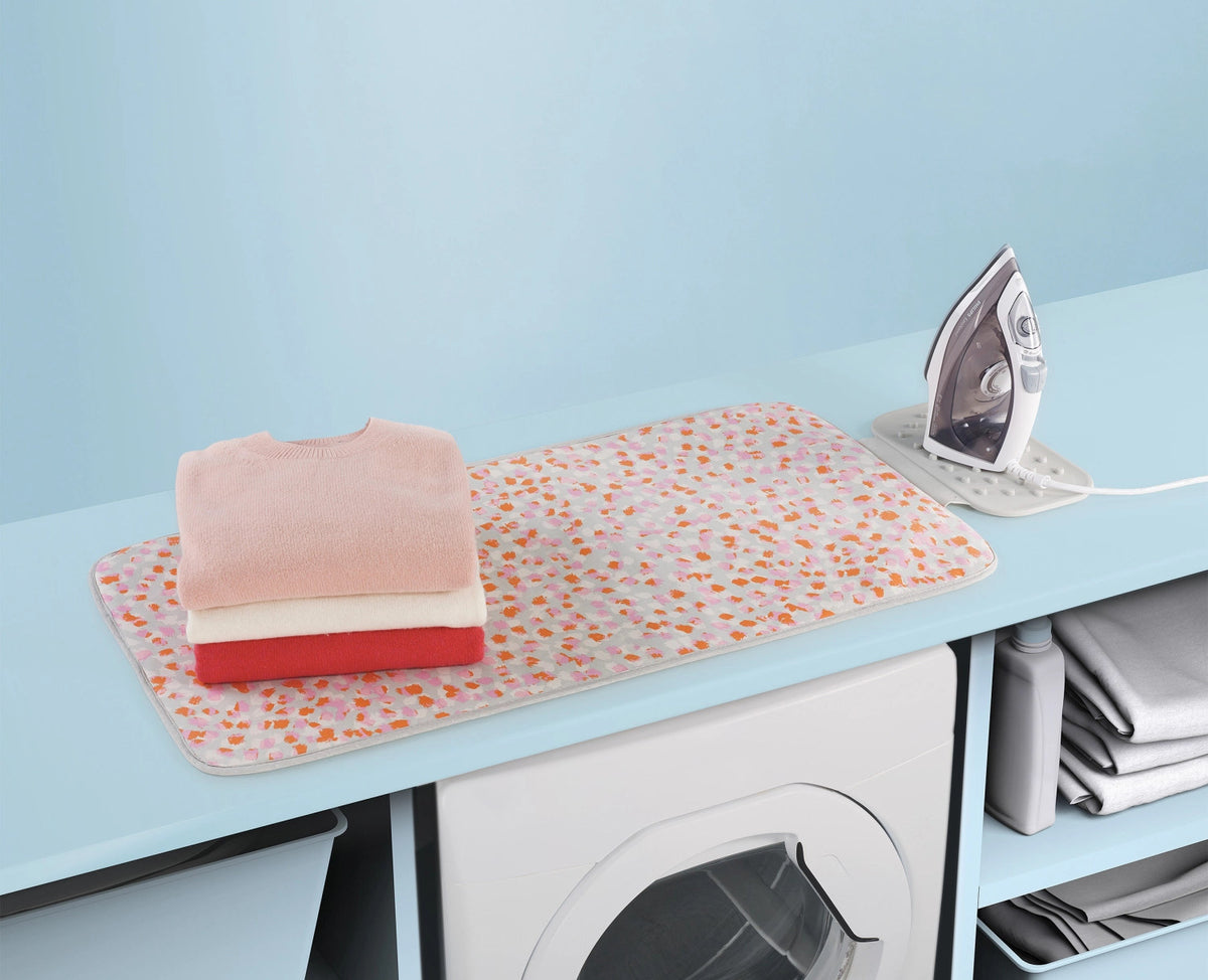 Swift Bügelmatte faltbar L90cm B47cm peach blossom in Pink präsentiert im Onlineshop von KAQTU Design AG. Haushaltshilfen ist von Joseph Joseph