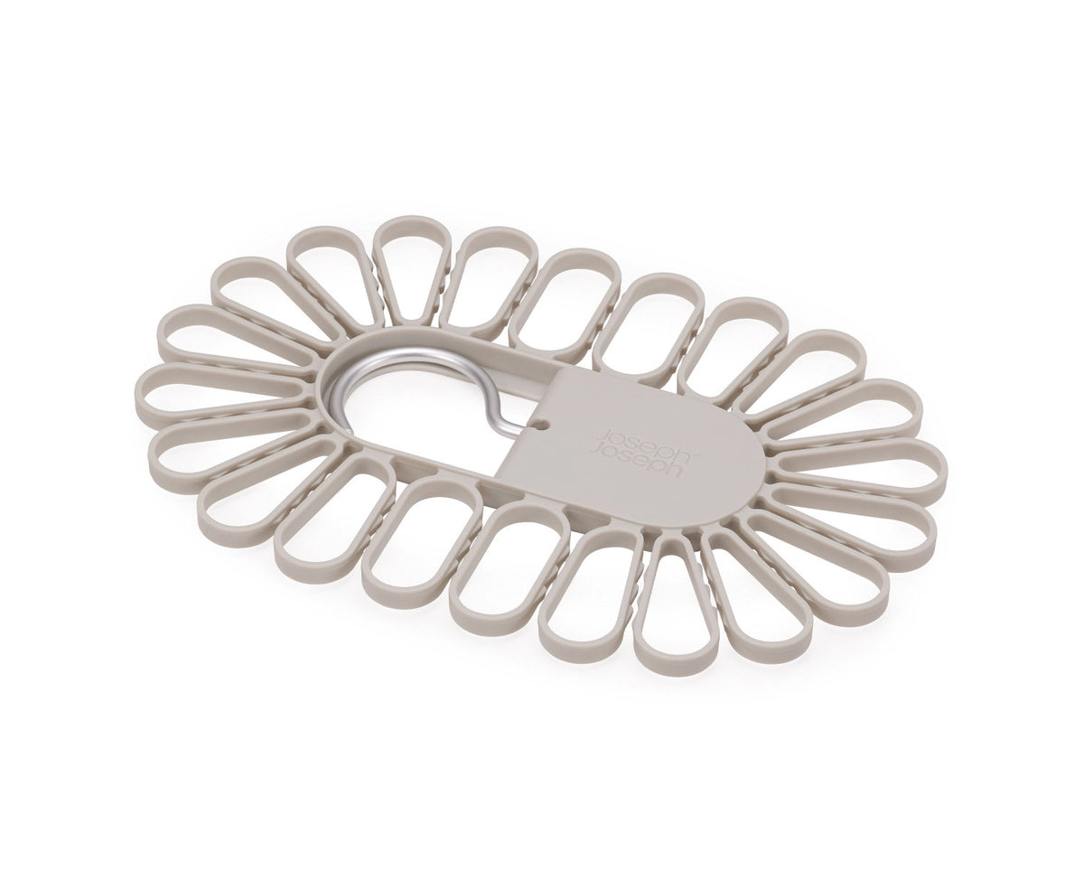 Petal Kleiderbügel für Kleinteile in Blütenform für 22 Stück in Grau präsentiert im Onlineshop von KAQTU Design AG. Kleiderbügel ist von Joseph Joseph