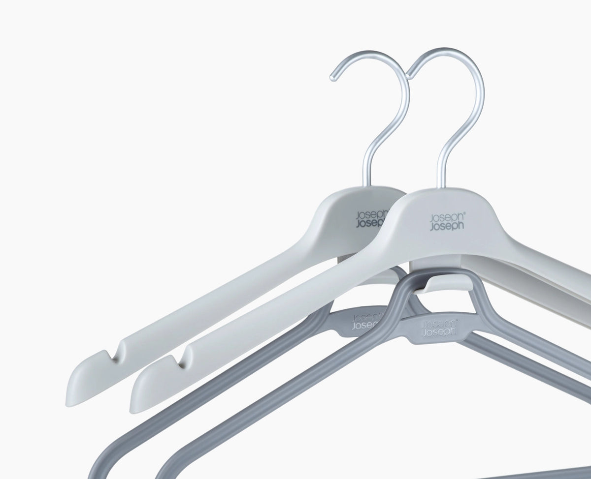 2er Set Orderly Kleiderbügel für Kleider H31cm L43cm PP ecru in Grau präsentiert im Onlineshop von KAQTU Design AG. Kleiderbügel ist von Joseph Joseph
