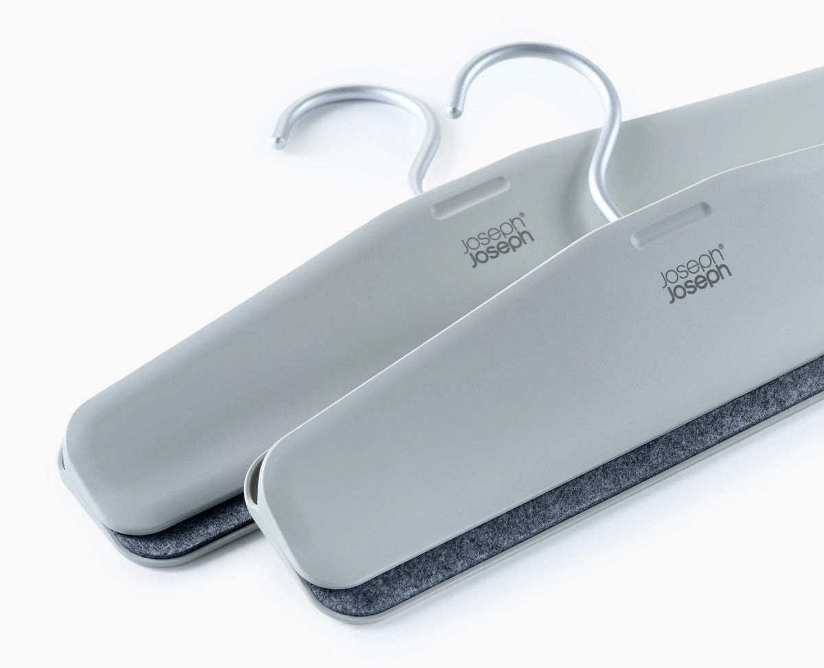2er Set Orderly Kleiderbügel für Hosen H17cm L43cm ABS ecru in Grau präsentiert im Onlineshop von KAQTU Design AG. Kleiderbügel ist von Joseph Joseph