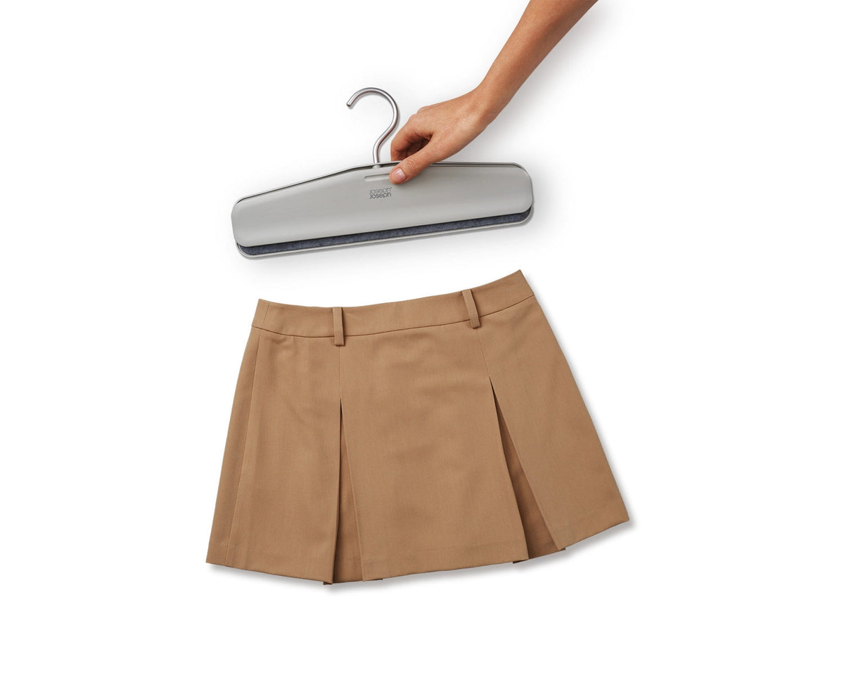 2er Set Orderly Kleiderbügel für Hosen H17cm L43cm ABS ecru in Grau präsentiert im Onlineshop von KAQTU Design AG. Kleiderbügel ist von Joseph Joseph
