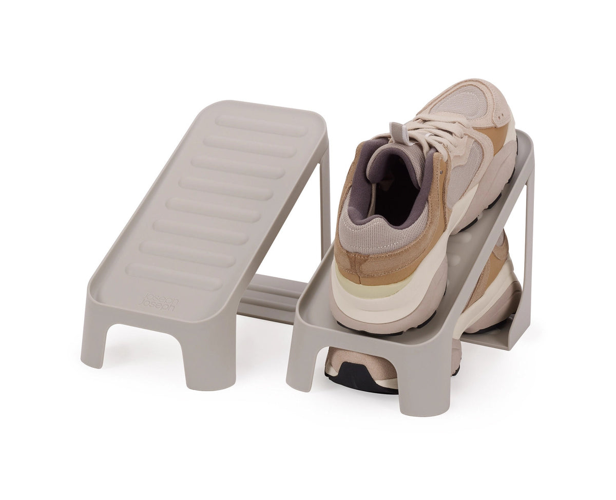 2er Set Set Shoe-in Schuhcaddy H19cm L26cm PP ecru in Grau präsentiert im Onlineshop von KAQTU Design AG. Schuhregal ist von Joseph Joseph