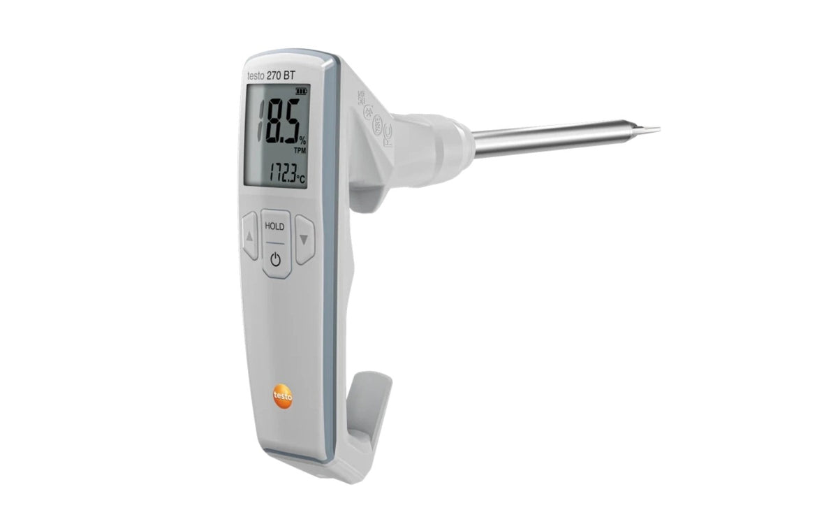 Weisses Thermometer-Messgerät Testo 270 BT mit Display und Messsonde, kompakte Bauform, Grösse 17 x 5 x 30 cm, frontal fotografiert.
