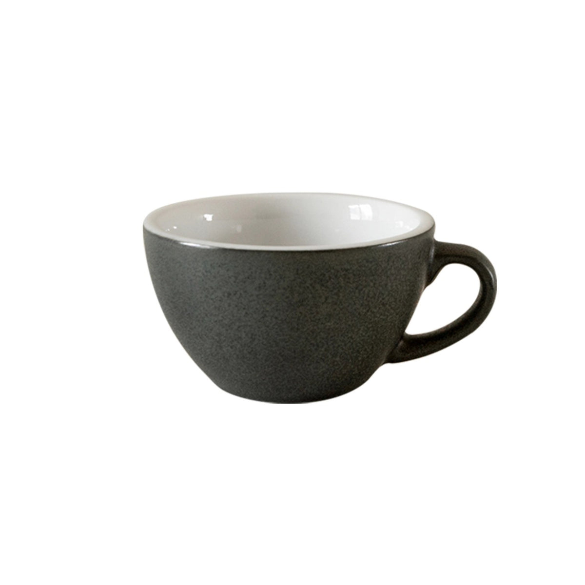 Foto einer schwarzen Egg Kaffeetasse 200ml von Loveramics mit rundem Henkel und matter Glasur, fotografiert auf hellem Hintergrund.