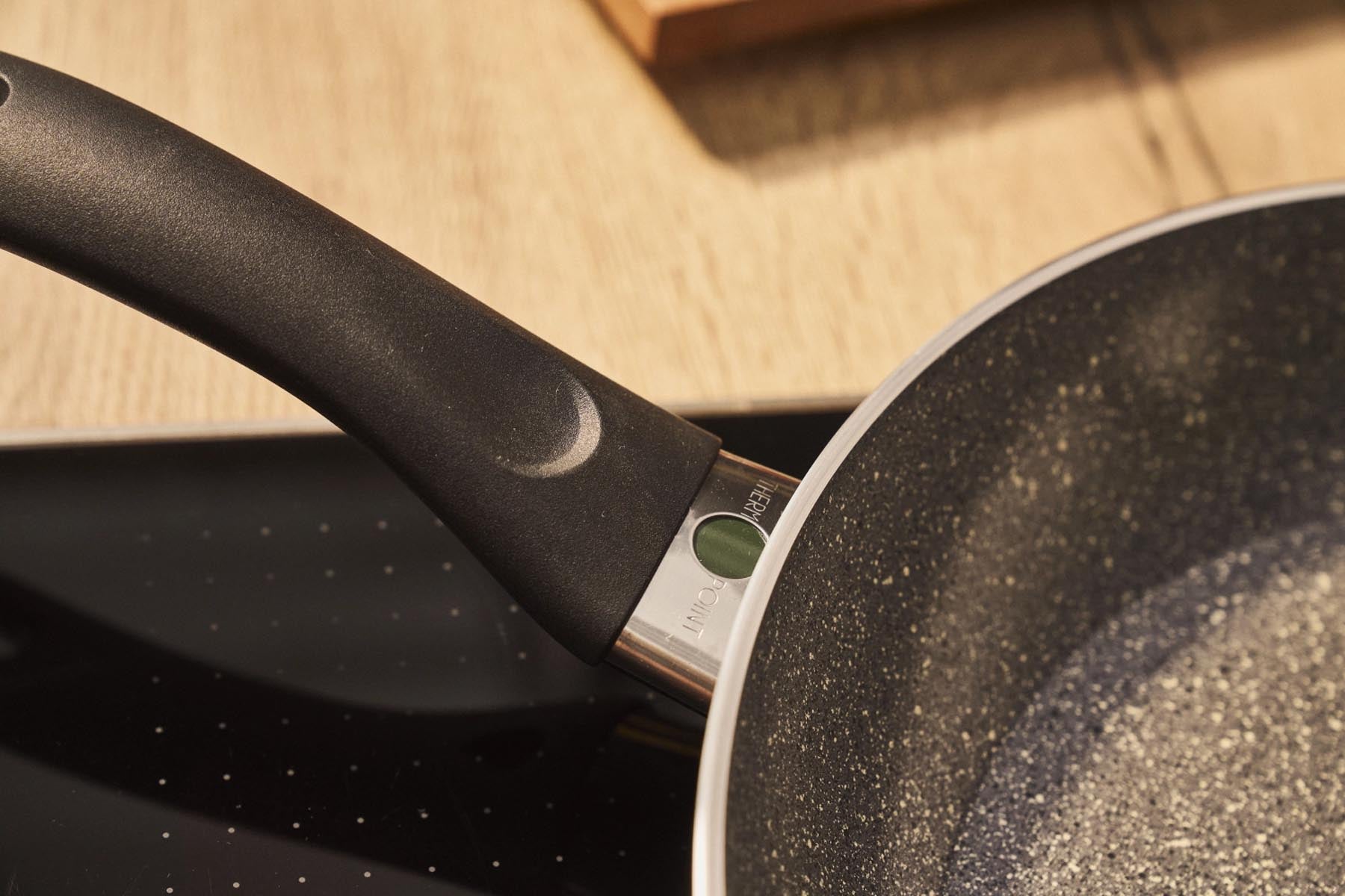 Elegante 24 cm Bratpfanne aus Keramik in Schwarz von Ballarini, ideal für gesundes Kochen und stilvolles Servieren.
