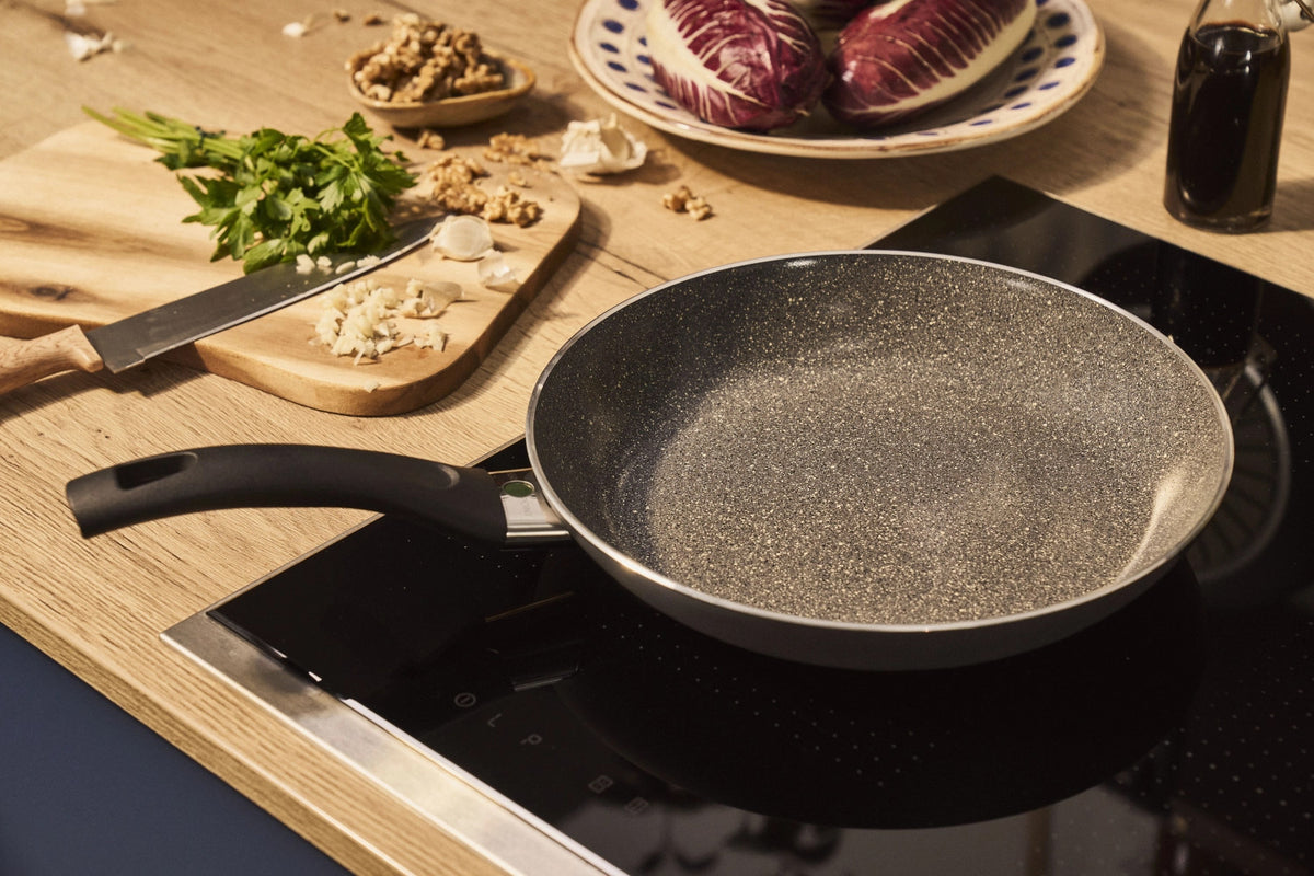 Bologna Ceramic Bratpfanne 32cm in Schwarz präsentiert im Onlineshop von KAQTU Design AG. Bratpfanne ist von Ballarini