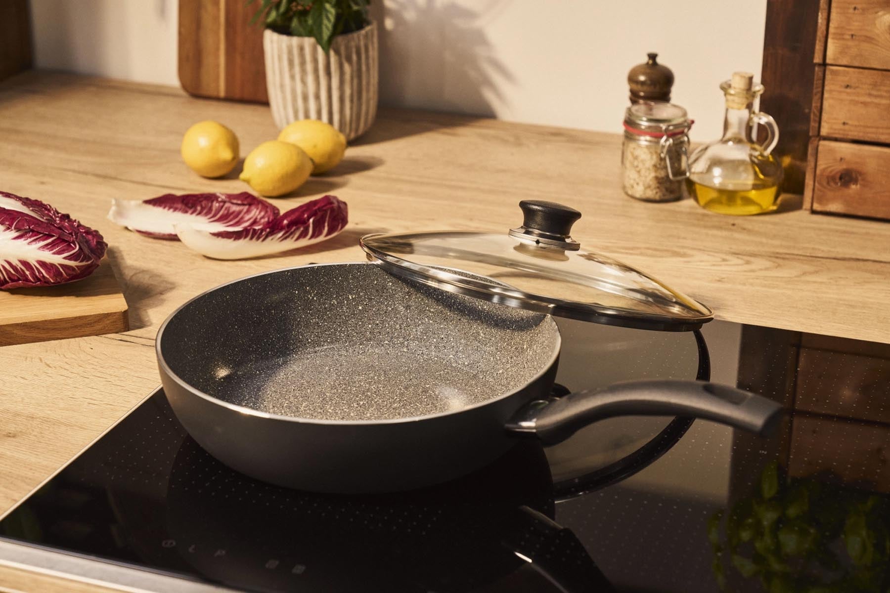 Hochwertige 28 cm Bologna Ceramic Schmorpfanne mit Deckel in stilvollem Schwarz – perfekt für köstliche Schmorgerichte und vielseitige Kochanwendungen.