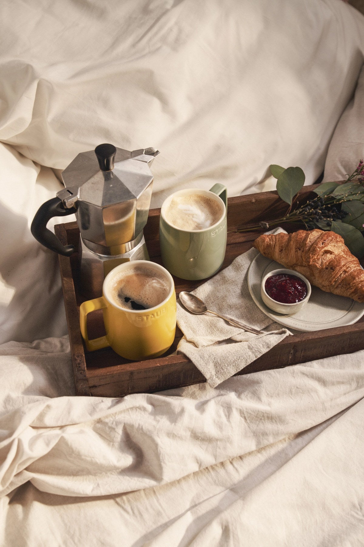 Tasse Eucalyptus M 350ml in Grün präsentiert im Onlineshop von KAQTU Design AG. Espressotassen ist von Staub