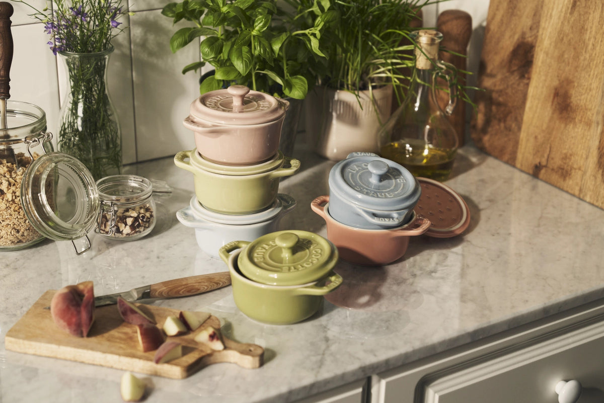 6tlg. mini Cocotte Set in Mehrfarbig präsentiert im Onlineshop von KAQTU Design AG.  ist von Staub