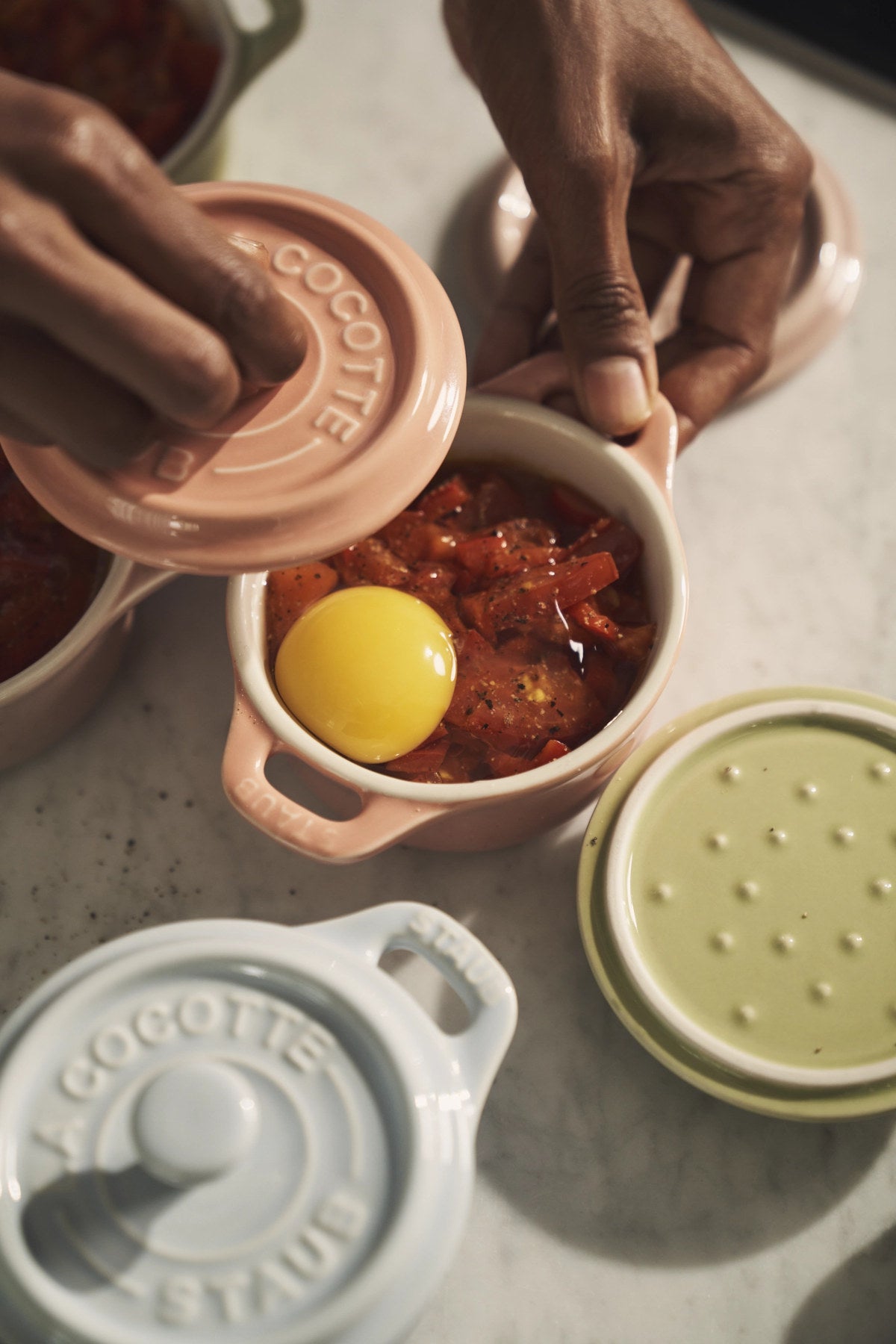 6tlg. mini Cocotte Set in Mehrfarbig präsentiert im Onlineshop von KAQTU Design AG.  ist von Staub