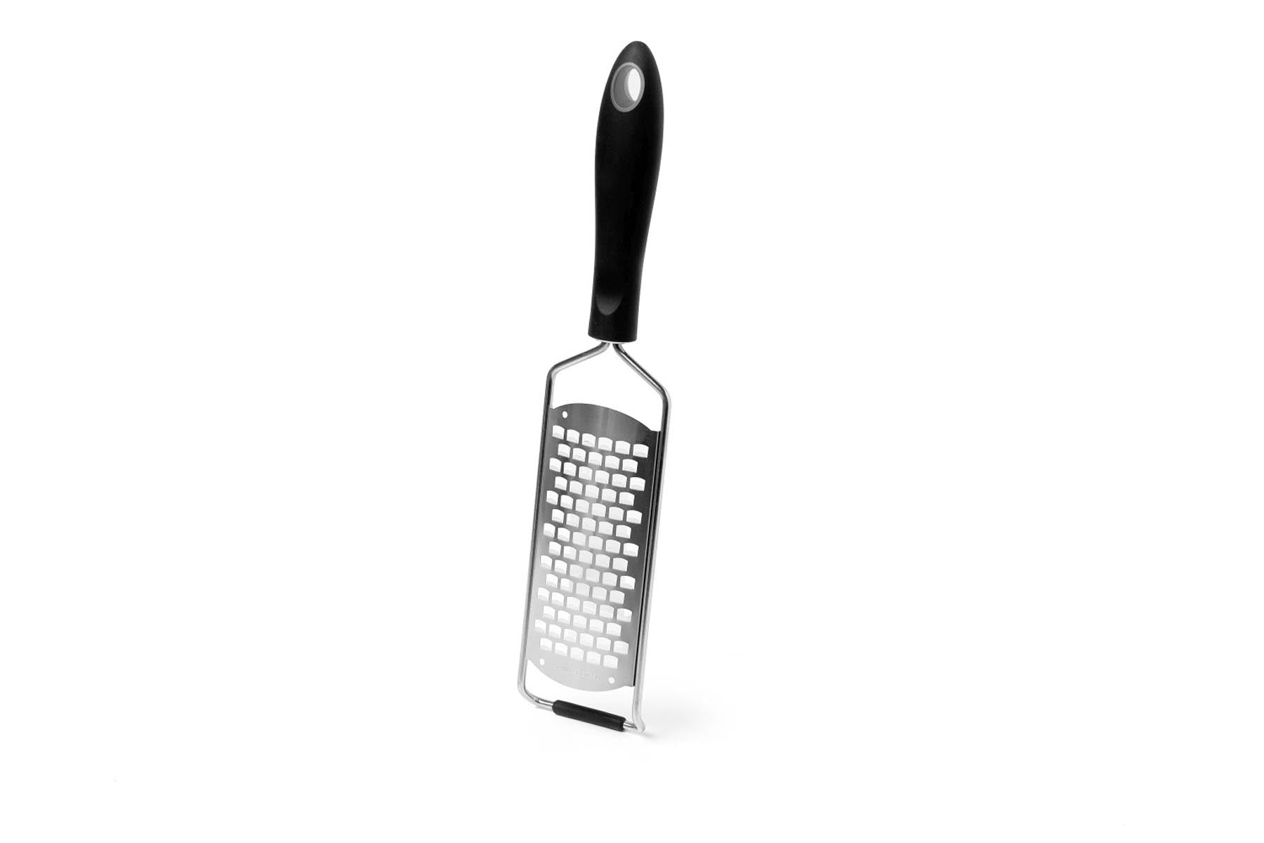 Rostfreie Reibe Breit Grob in Schwarz präsentiert im Onlineshop von KAQTU Design AG. Küchenhelfer ist von Comas