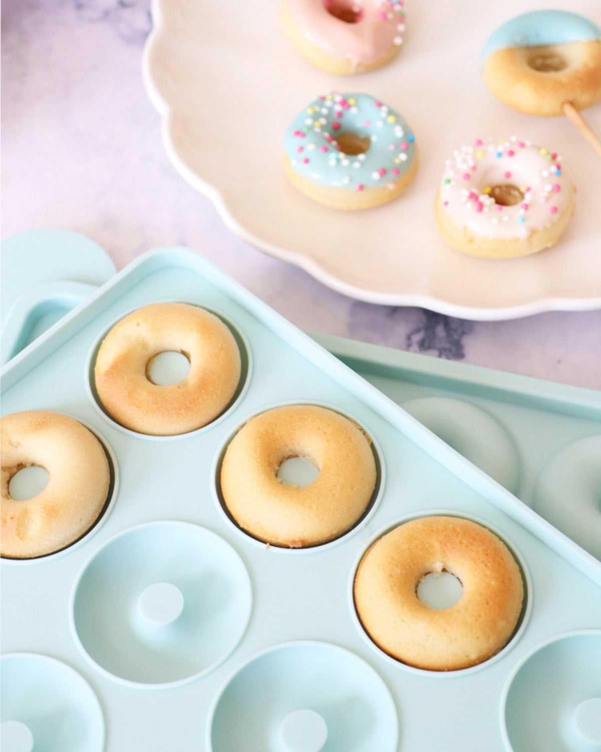 Silikon Backform für 12 Mini-Donuts in Blau präsentiert im Onlineshop von KAQTU Design AG. Backform / Backblech ist von Scrap Cooking