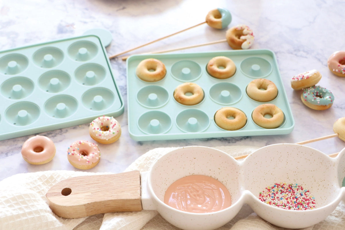 Silikon Backform für 12 Mini-Donuts in Blau präsentiert im Onlineshop von KAQTU Design AG. Backform / Backblech ist von Scrap Cooking