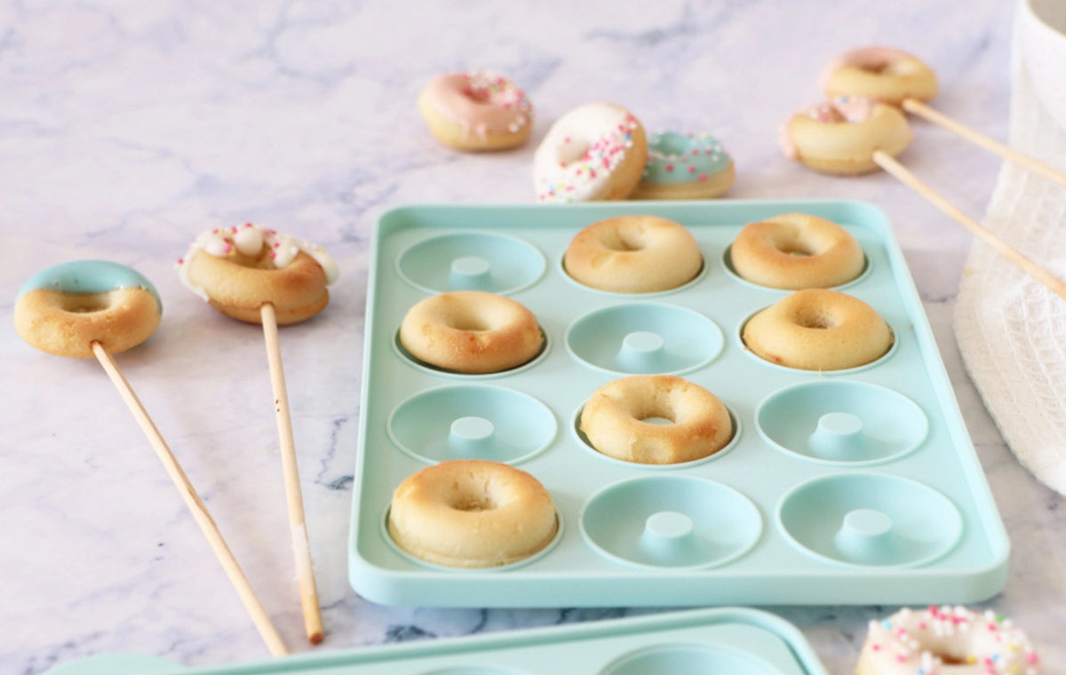 Silikon Backform für 12 Mini-Donuts in Blau präsentiert im Onlineshop von KAQTU Design AG. Backform / Backblech ist von Scrap Cooking