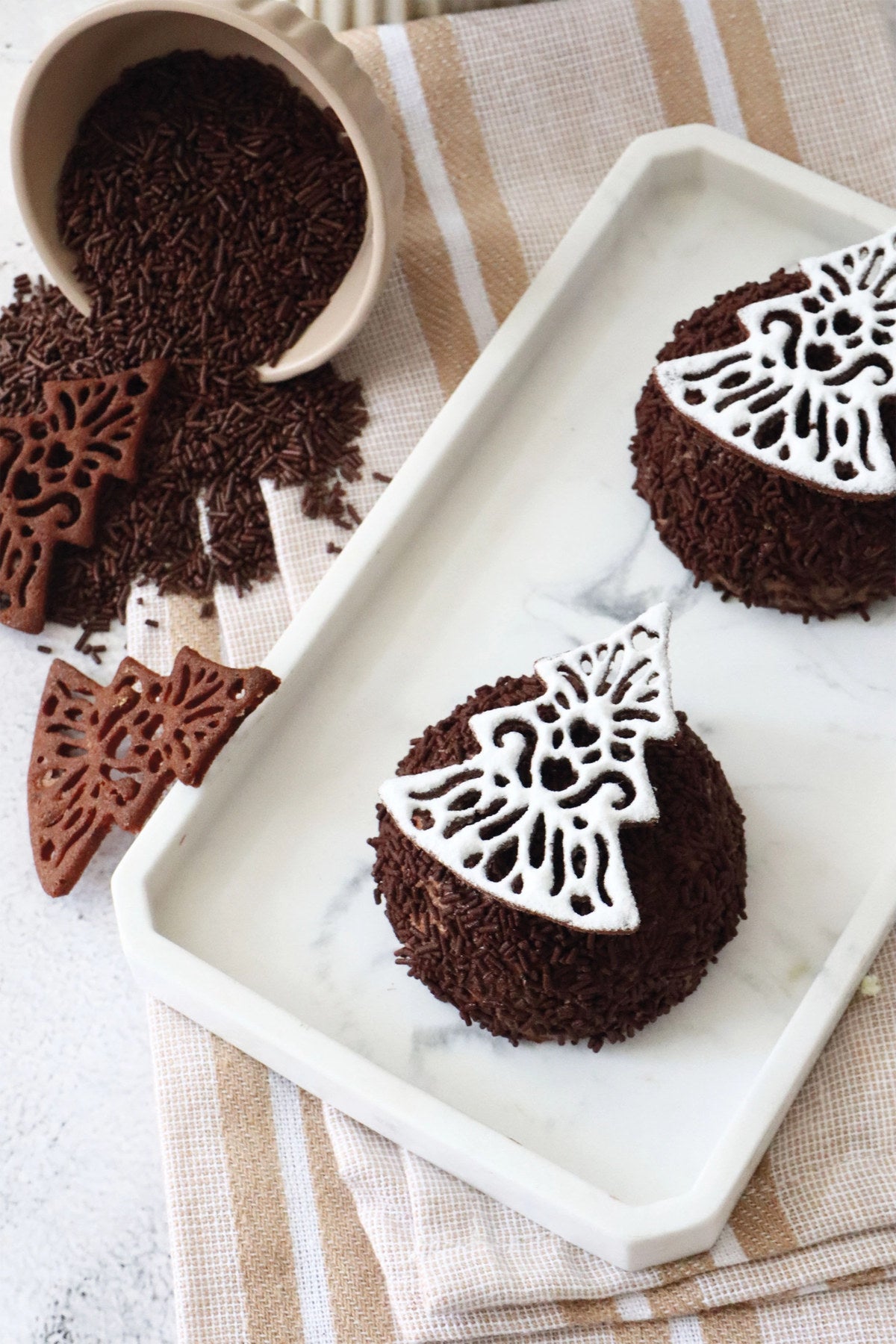 Zuckerstreussel dunkle Schokolade 70g in Mehrfarbig präsentiert im Onlineshop von KAQTU Design AG. Zutaten ist von Scrap Cooking