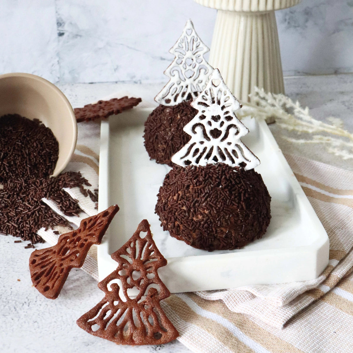 Zuckerstreussel dunkle Schokolade 70g in Mehrfarbig präsentiert im Onlineshop von KAQTU Design AG. Zutaten ist von Scrap Cooking