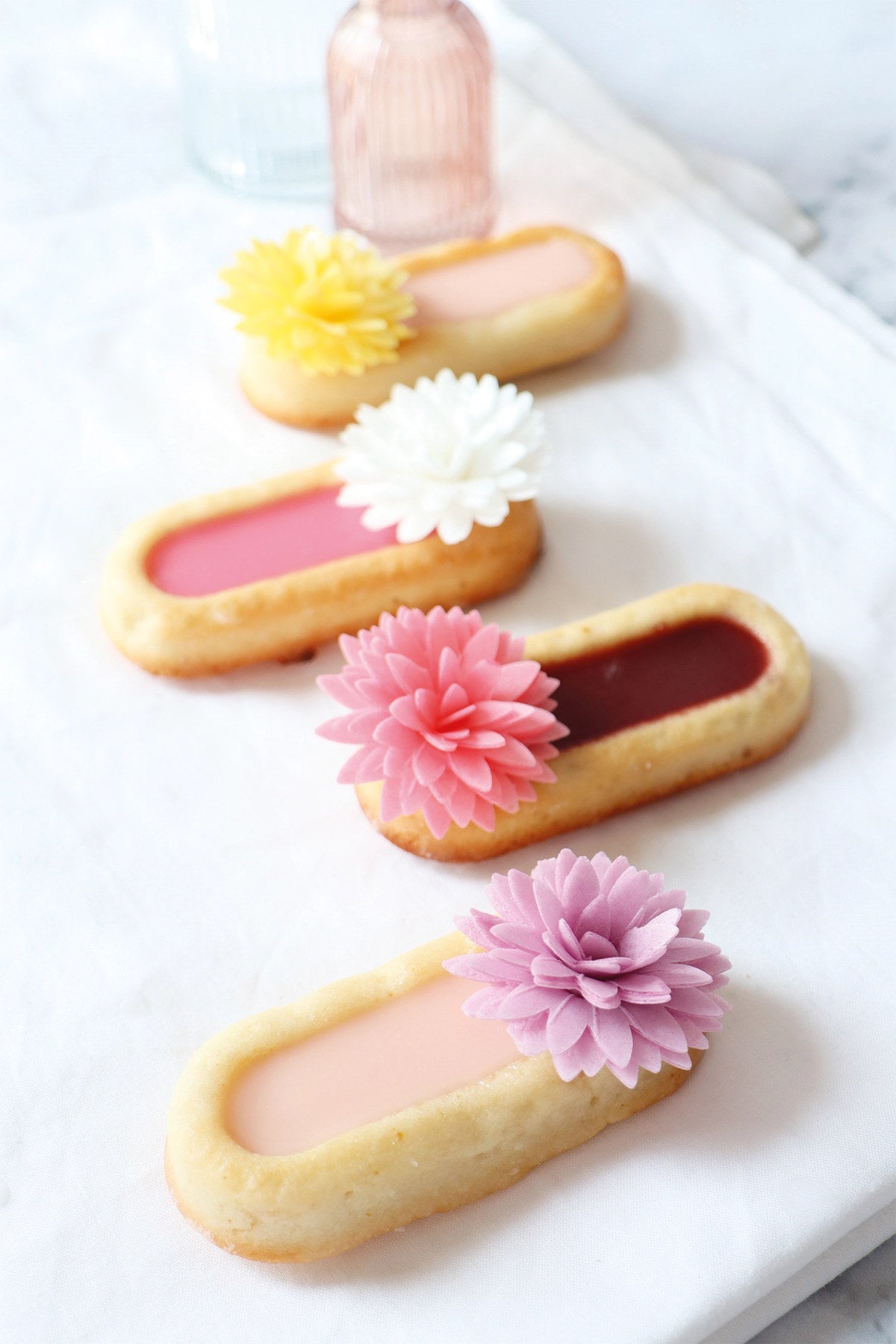 5er Set Dahlien aus Esspapier in Mehrfarbig präsentiert im Onlineshop von KAQTU Design AG. Zutaten ist von Scrap Cooking