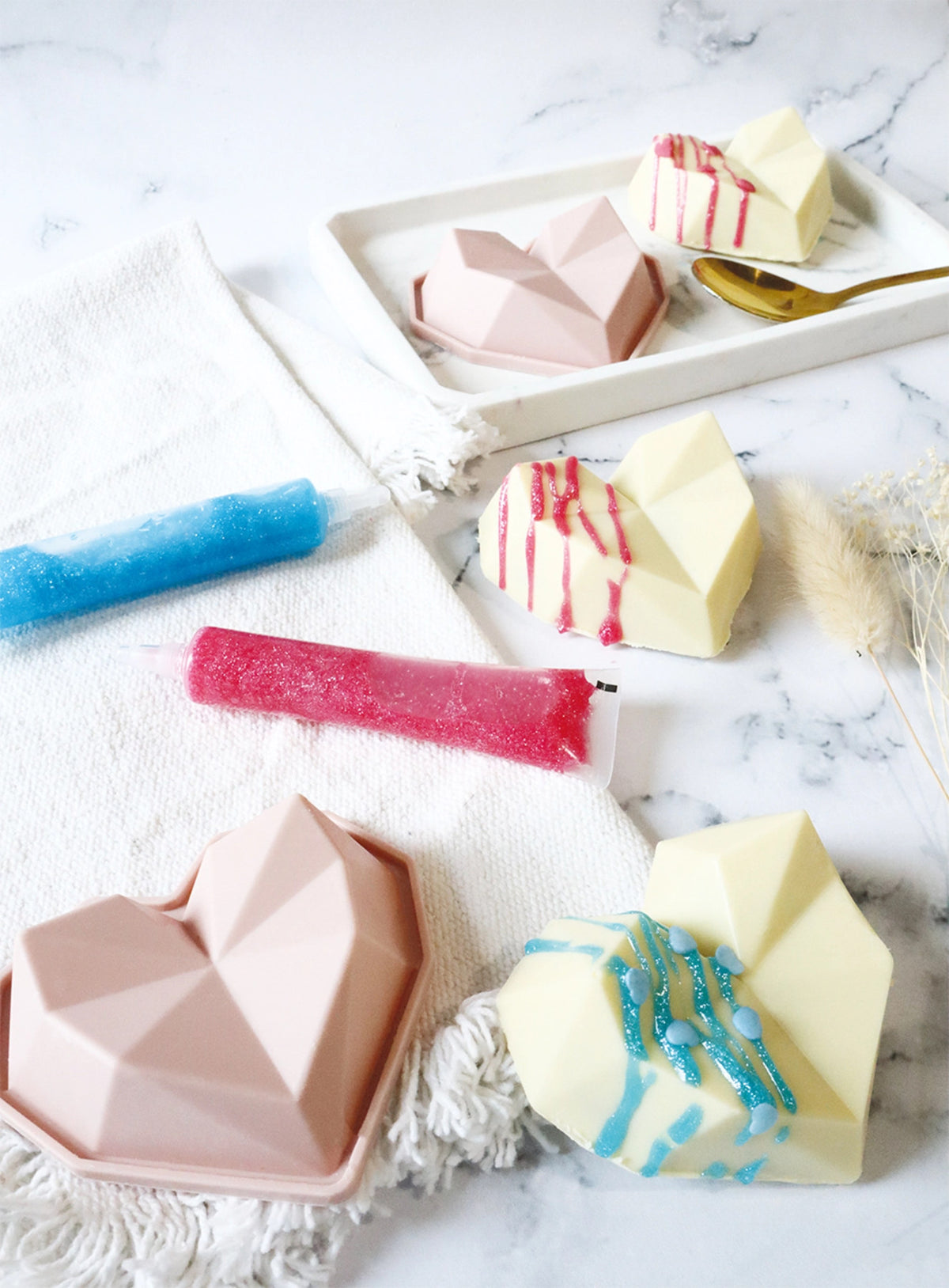 Zuckerguss Stift perlmutt blau 26g in Blau präsentiert im Onlineshop von KAQTU Design AG. Zutaten ist von Scrap Cooking