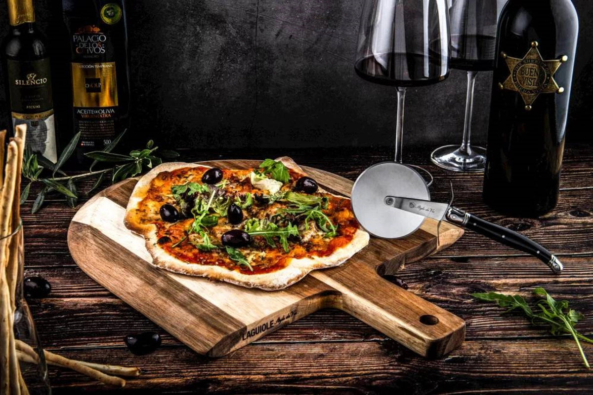 Laguiole Pizzaschneider mit Servierbrett Akazienholz in Braun präsentiert im Onlineshop von KAQTU Design AG. Küchenmesser ist von Style de Vie