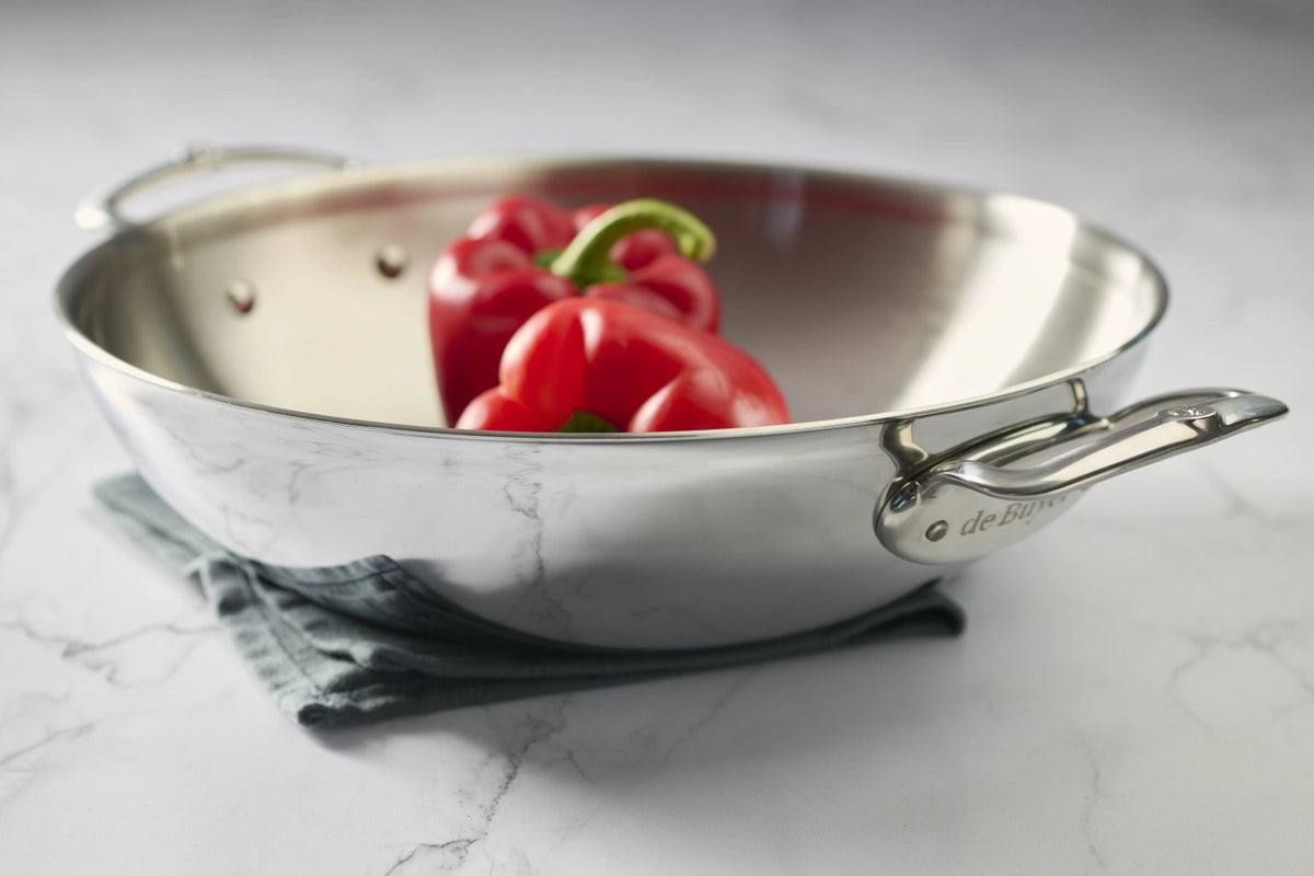 Affinity Wok mit zwei Griffen D32cm Edelstahl in Silber präsentiert im Onlineshop von KAQTU Design AG. Küchengerät ist von de Buyer