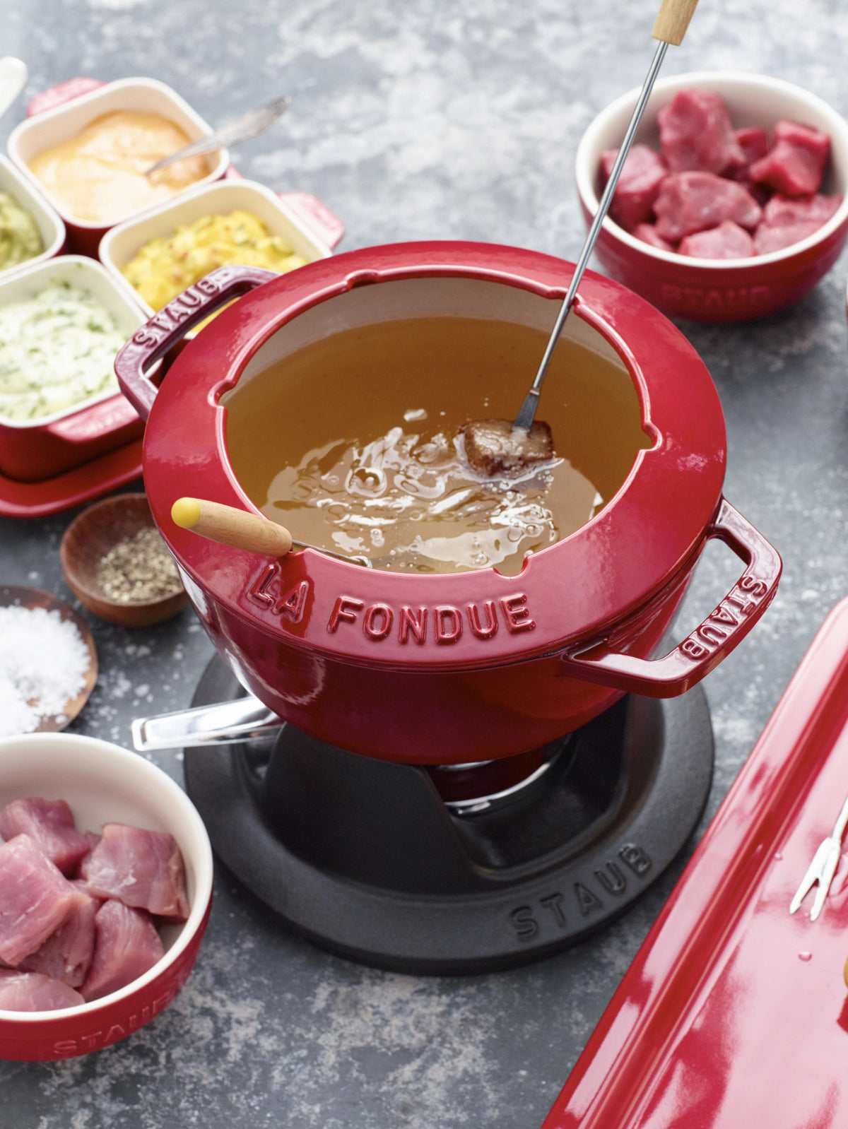 Fondue Set Kirsch-Rot m. 2 Griffen, rund. 18cm in Rot präsentiert im Onlineshop von KAQTU Design AG. Geschirr ist von Staub
