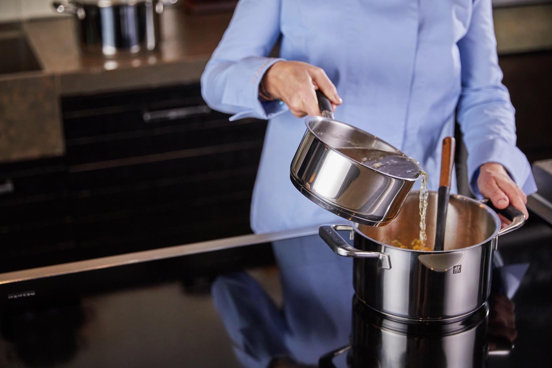 Hochwertiges 5-teiliges Poletto Kochtopfset von Zwilling, perfekt für vielseitige Kochtechniken und stilvolles Kochen.