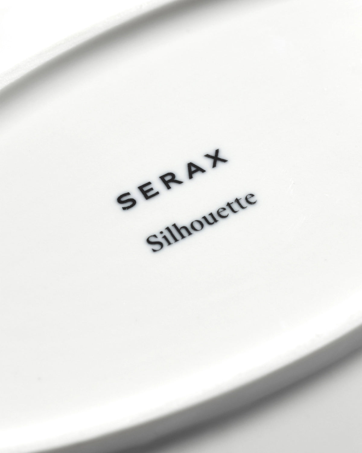 Silhouette Teller tief oval 30x21x3.2cm weiss Porzellan in Weiss präsentiert im Onlineshop von KAQTU Design AG. Teller ist von Serax