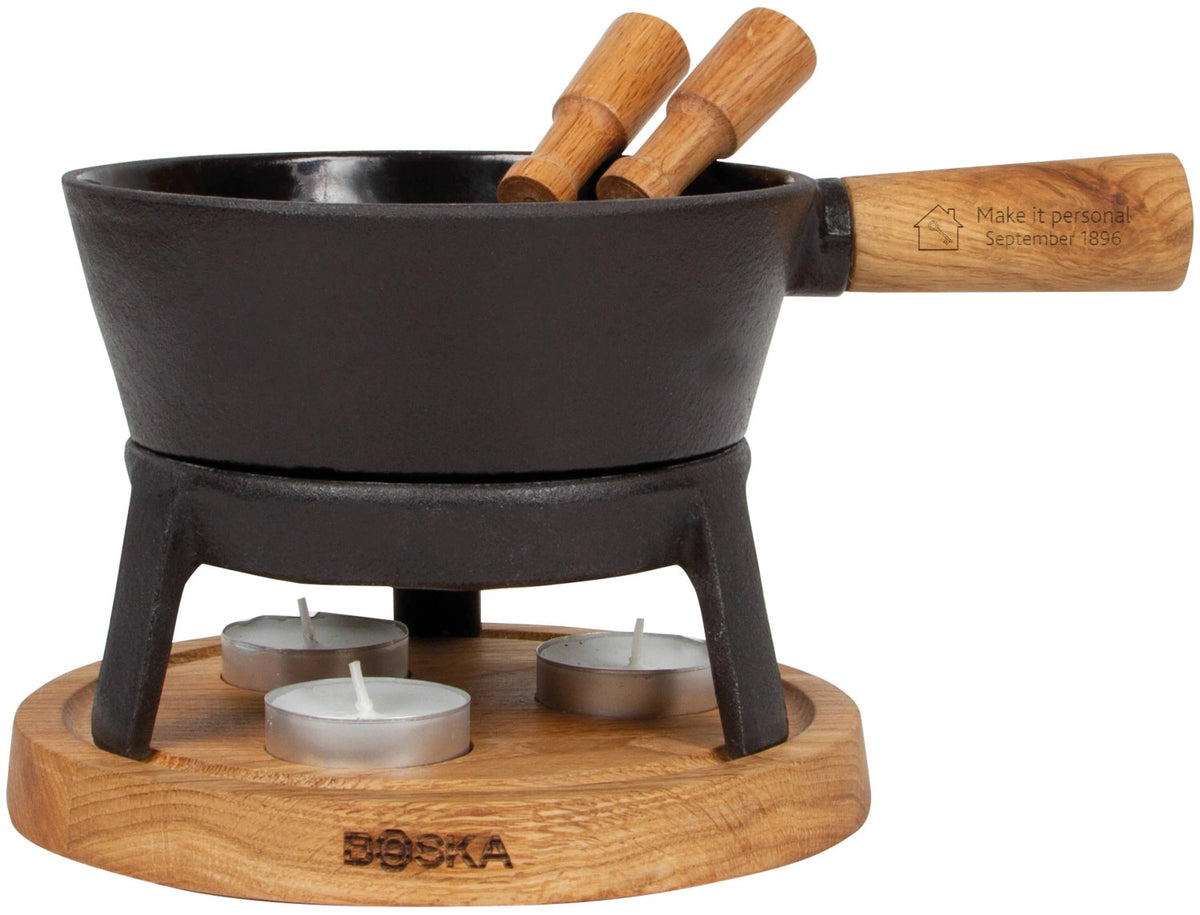 Fondueset Pro S Europäisches Eichenholz Gusseisen 0.7lt in Schwarz präsentiert im Onlineshop von KAQTU Design AG. Geschirr ist von Boska