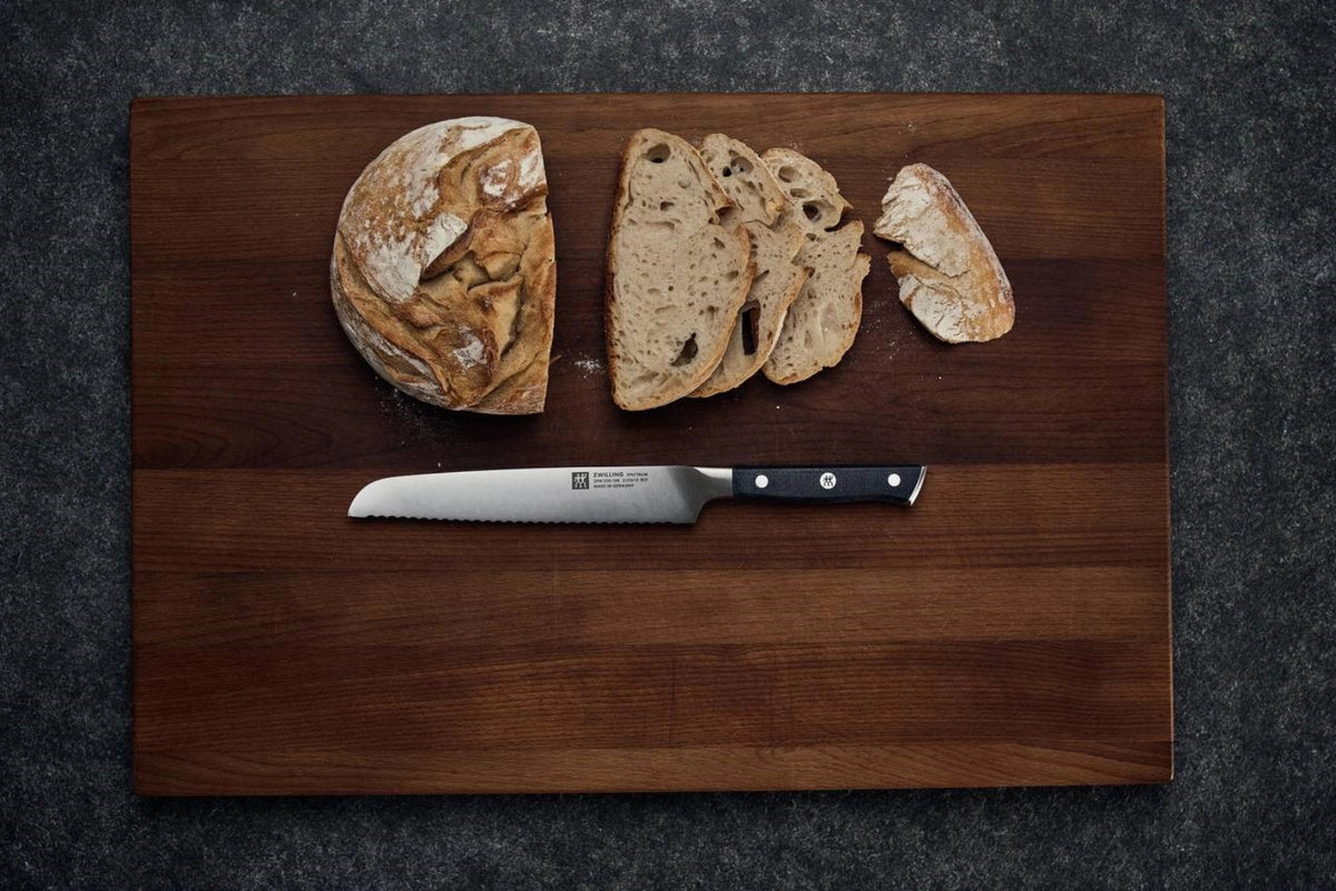 Spectrum Brotmesser 200mm in Schwarz präsentiert im Onlineshop von KAQTU Design AG. Küchenmesser ist von Zwilling