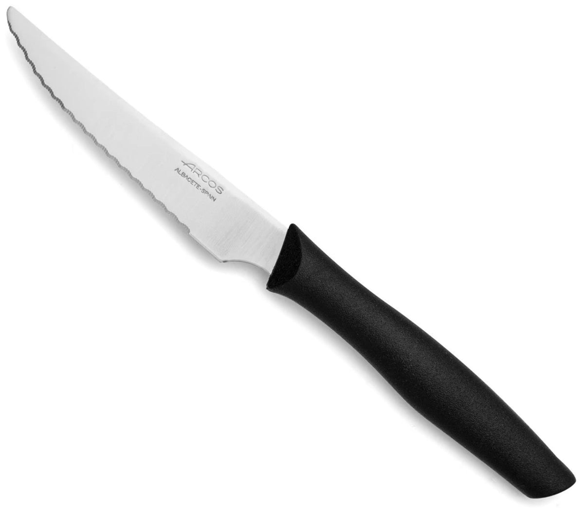 Sechs schwarze Steakmesser von Arcos aus dem Nova Set, nebeneinander angeordnet, mit schlanker Klinge und dunklem Griff aus Metall.